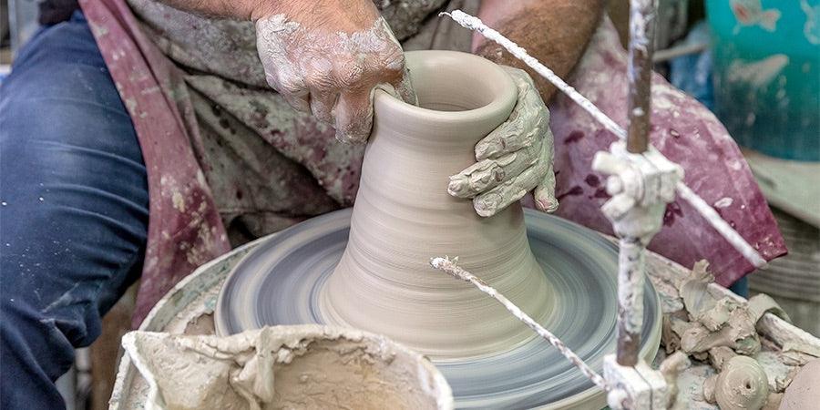 Artigiano realizza vaso al tornio, ceramiche Caltagirone fatti a mano, tradizione siciliana