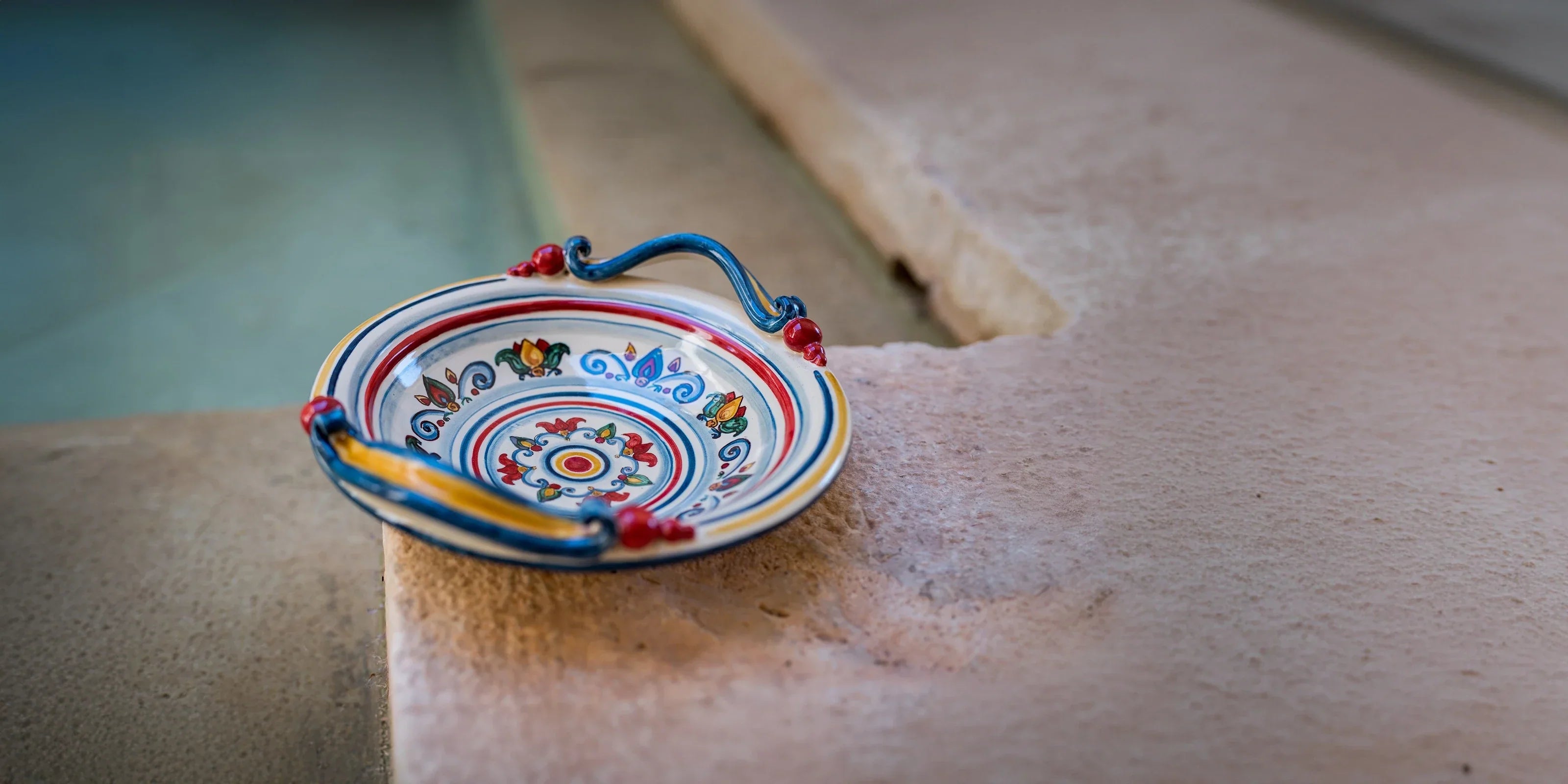Piatto colorato ceramiche Caltagirone Sofia, decorato a mano, su pietra chiara