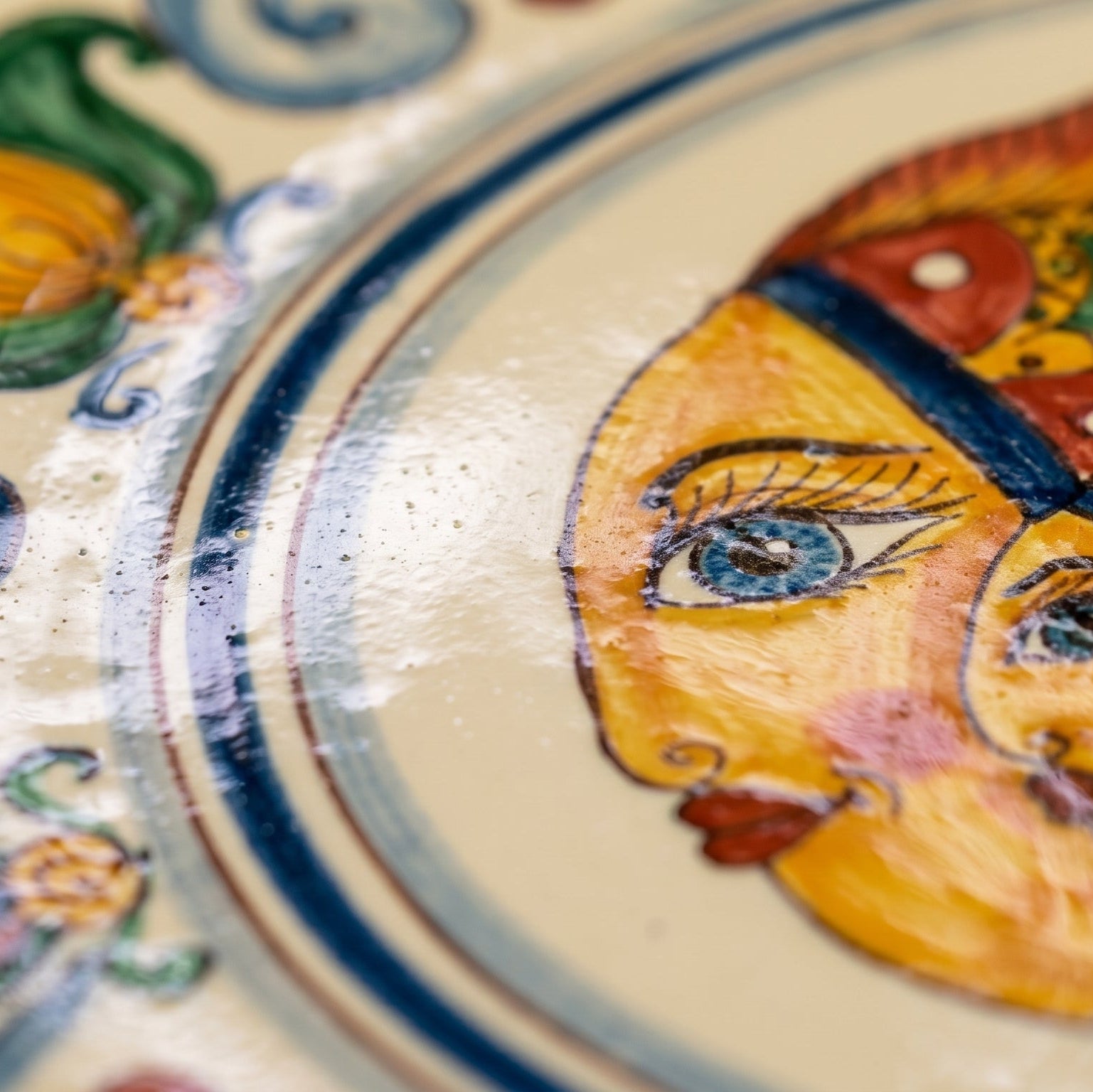Alzata, Decoro Pesci, manici. Ceramica siciliana di Caltagirone, Sofia