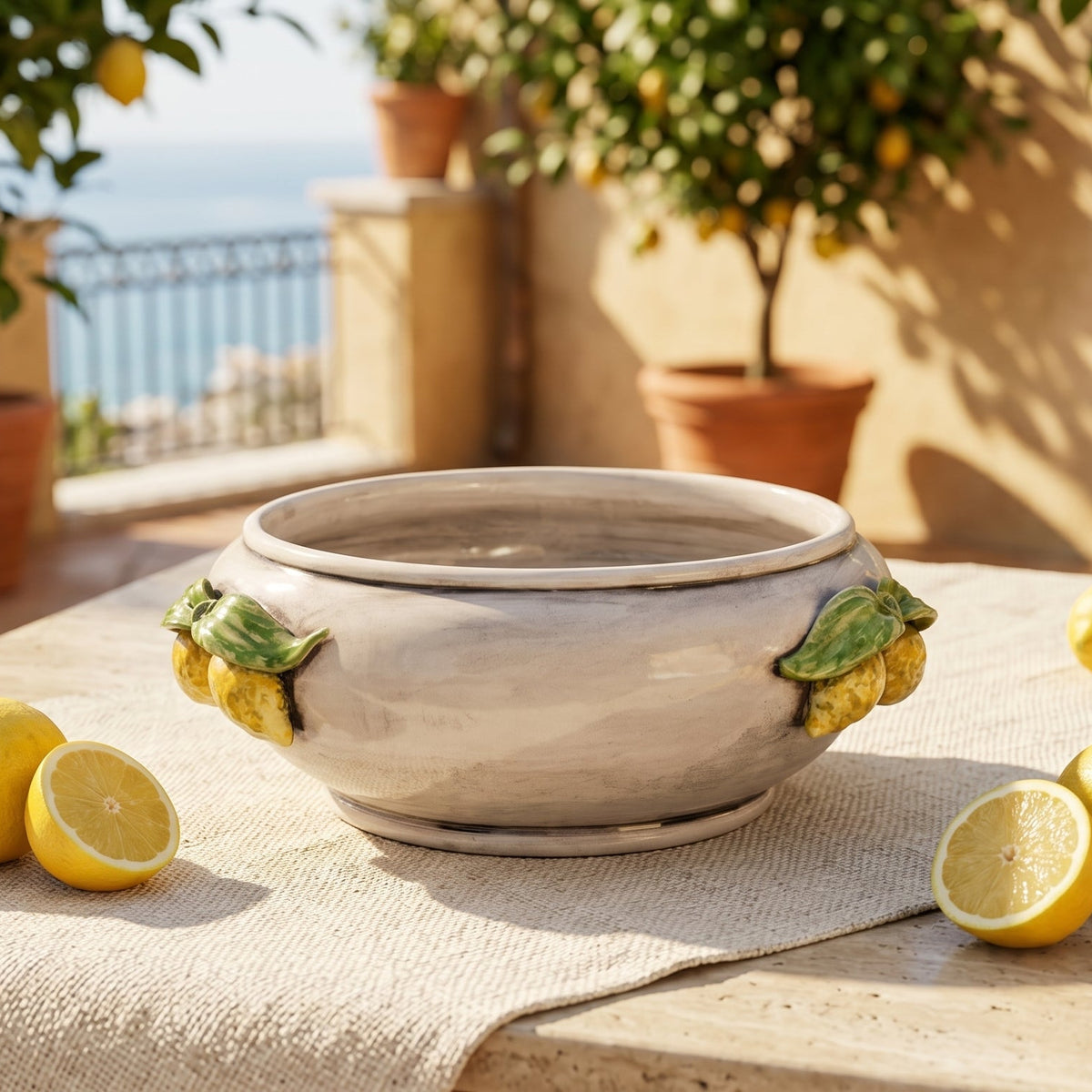 Centrotavola con Limoni Siciliani, Madreperla. Ceramica siciliana di Caltagirone, Sofia
