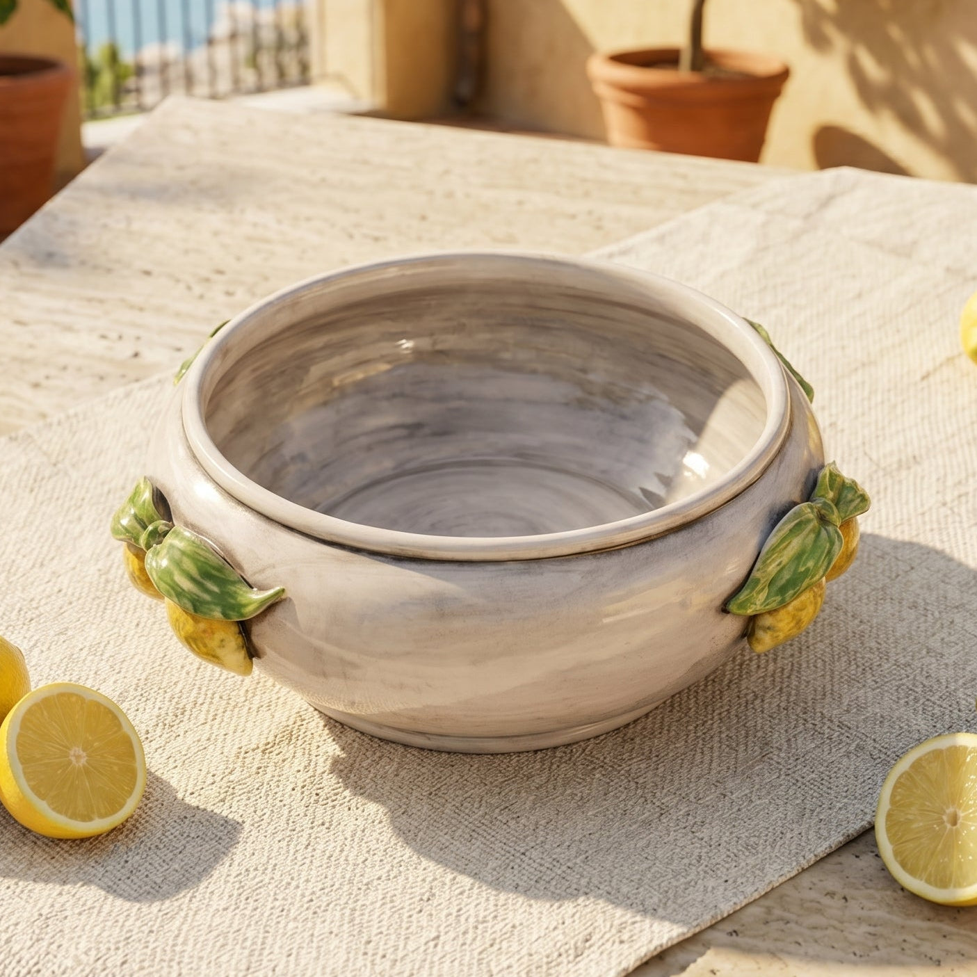 Centrotavola con Limoni Siciliani, Madreperla. Ceramica siciliana di Caltagirone, Sofia