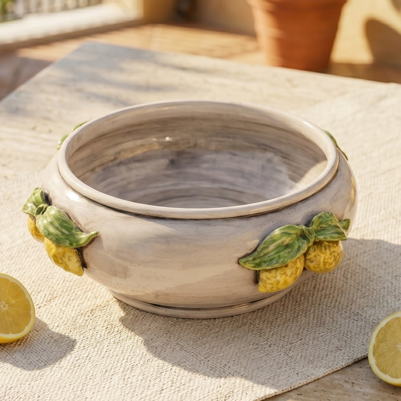 Centrotavola con Limoni Siciliani, Madreperla. Ceramica siciliana di Caltagirone, Sofia