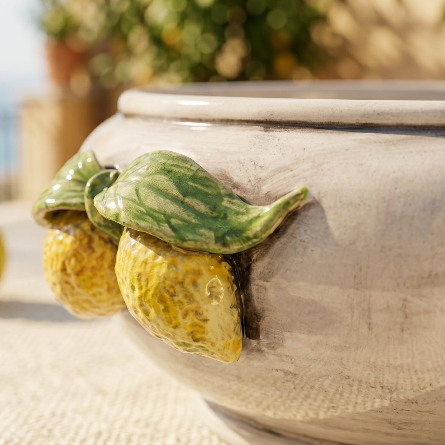 Centrotavola con Limoni Siciliani, Madreperla. Ceramica siciliana di Caltagirone, Sofia