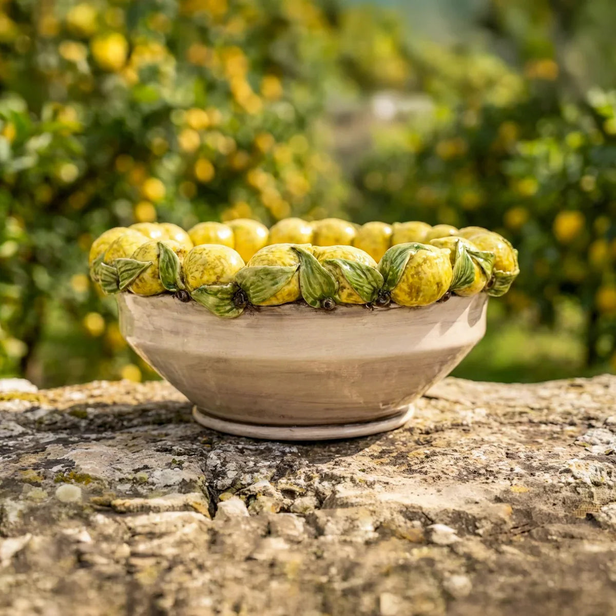 Centrotavola con Limoni Siciliani, Madreperla Colorato. Ceramica siciliana di Caltagirone, Sofia
