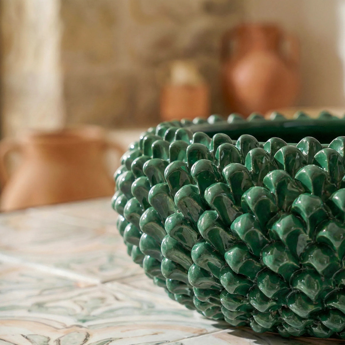 Centrotavola a Pigna, Verde Antico. Ceramica siciliana di Caltagirone, Sofia