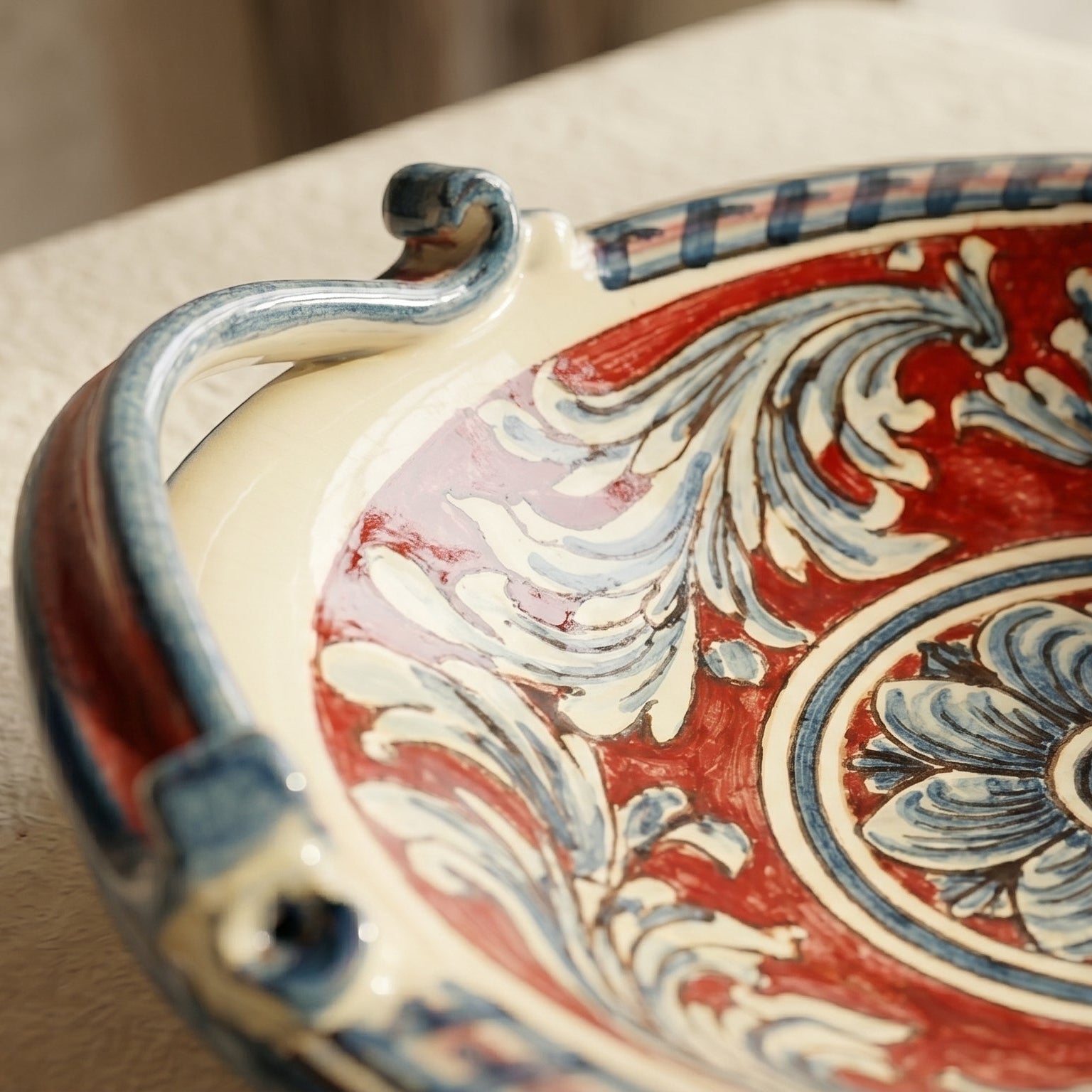 Centrotavola, Ornato, Blu e Bordeaux, decoro barocco. Ceramica siciliana di Caltagirone, Sofia