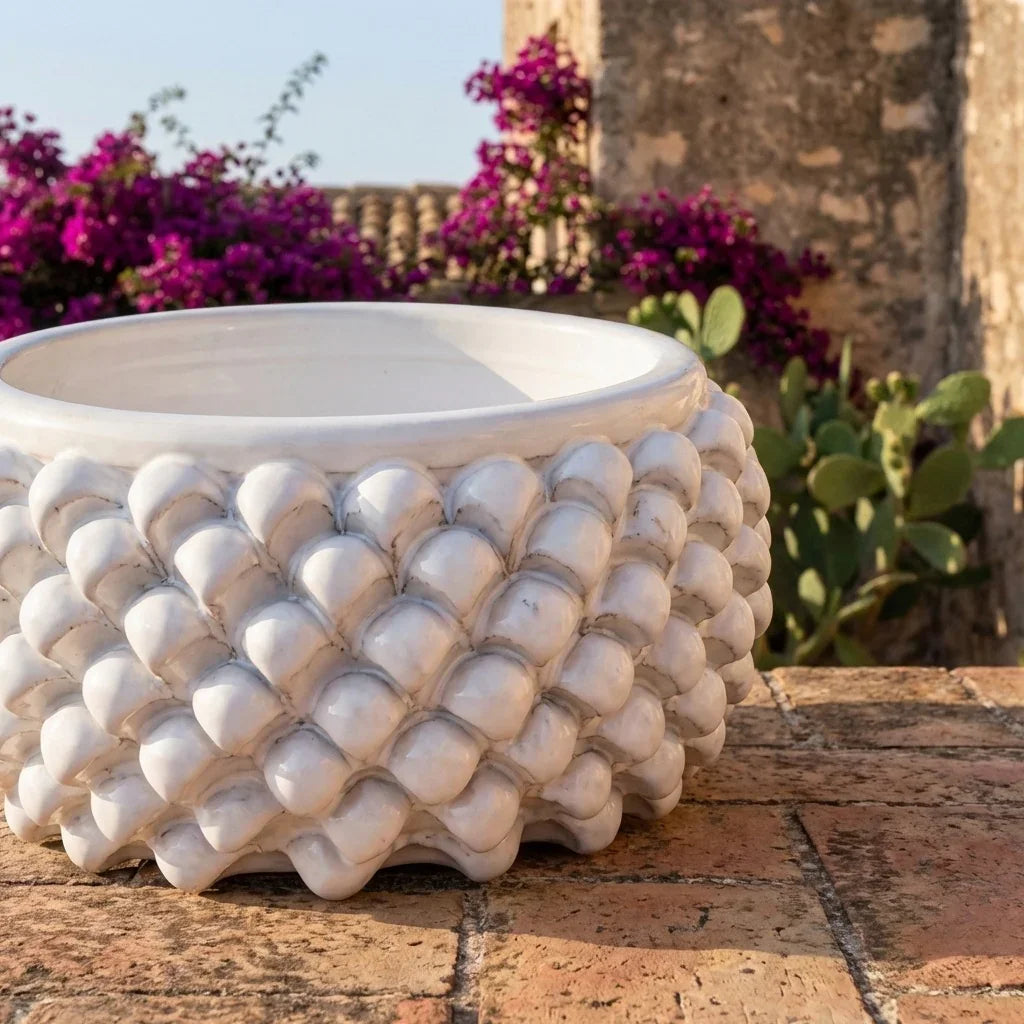 Vaso Mezza Pigna Senza Piede, White Line, scaglie. Ceramica siciliana di Caltagirone, Sofia