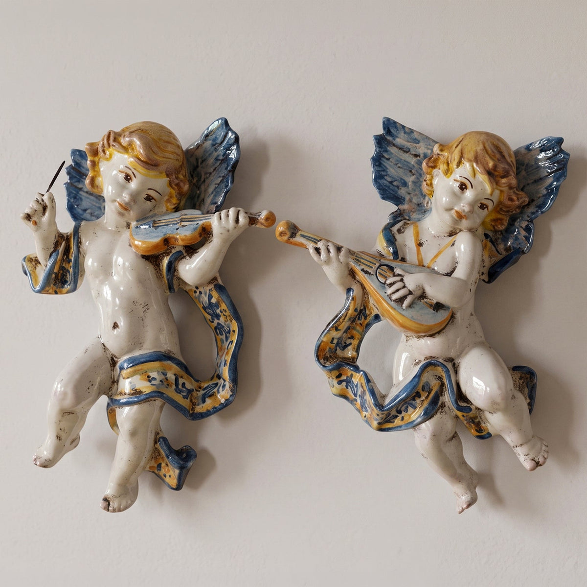 Angelo Musico con Mandolino in Ceramica di Caltagirone - Blu e Arancio