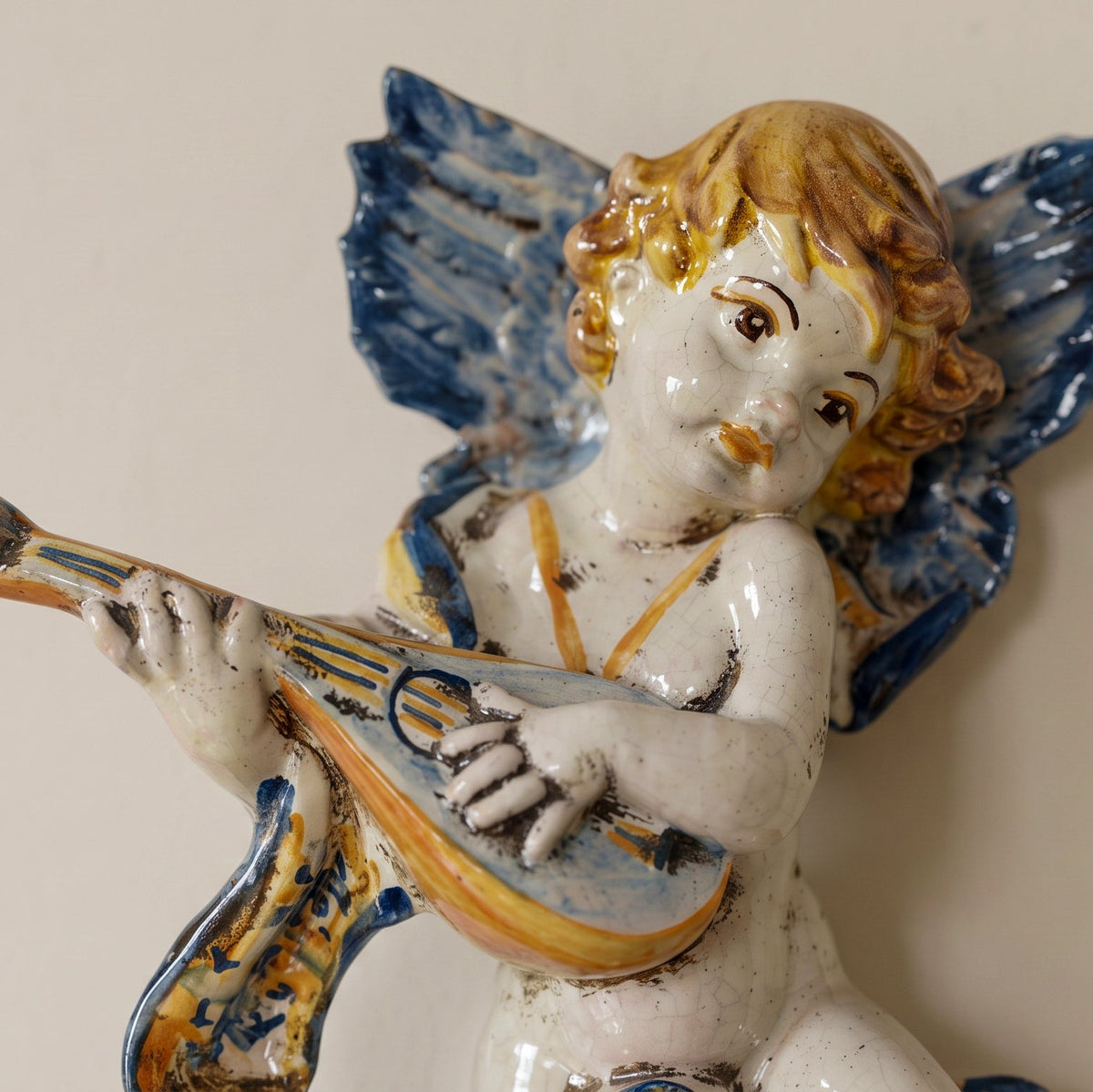 Angelo Musico con Mandolino in Ceramica di Caltagirone - Blu e Arancio