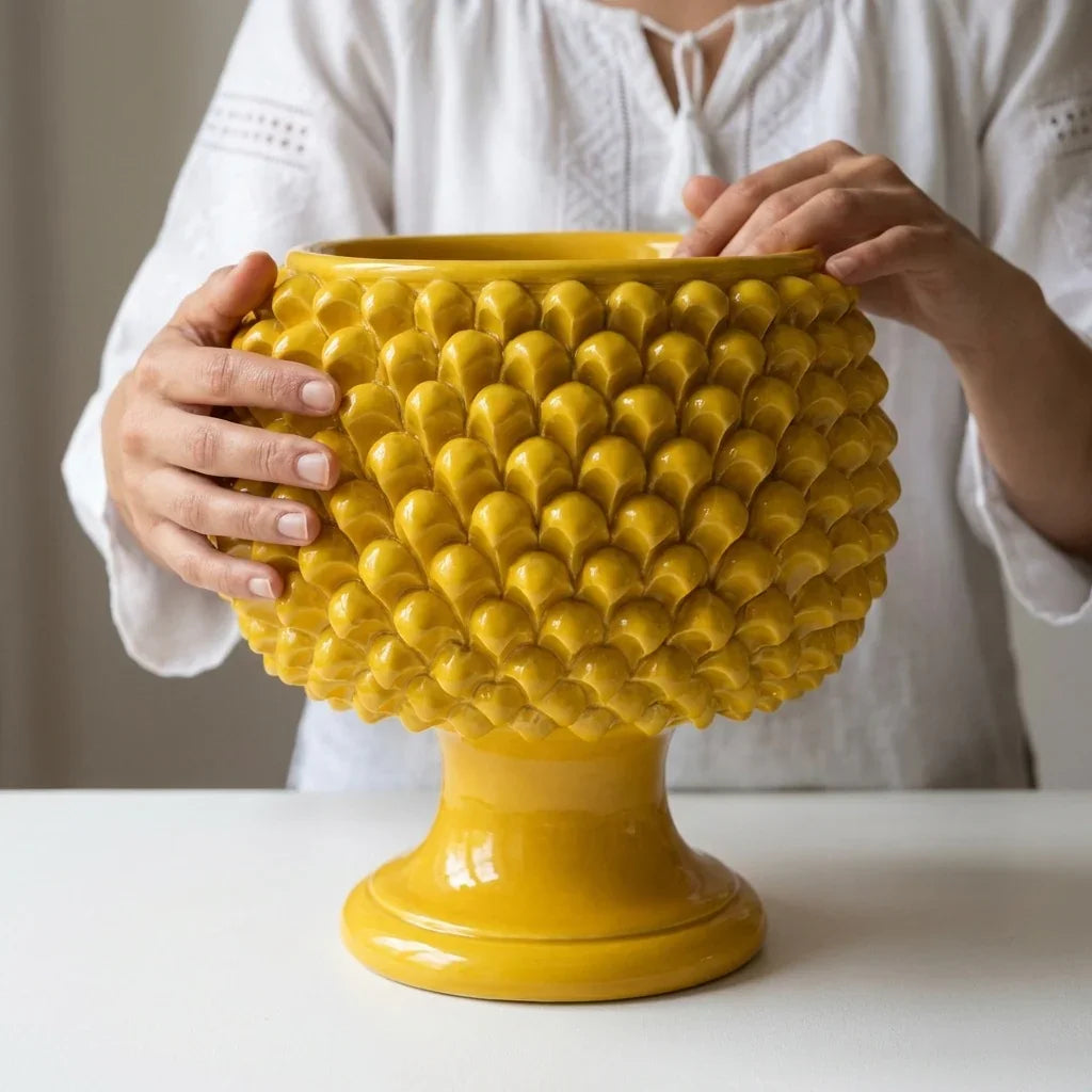 Vaso Mezza Pigna, Senape, scaglie. Ceramica siciliana di Caltagirone, Sofia