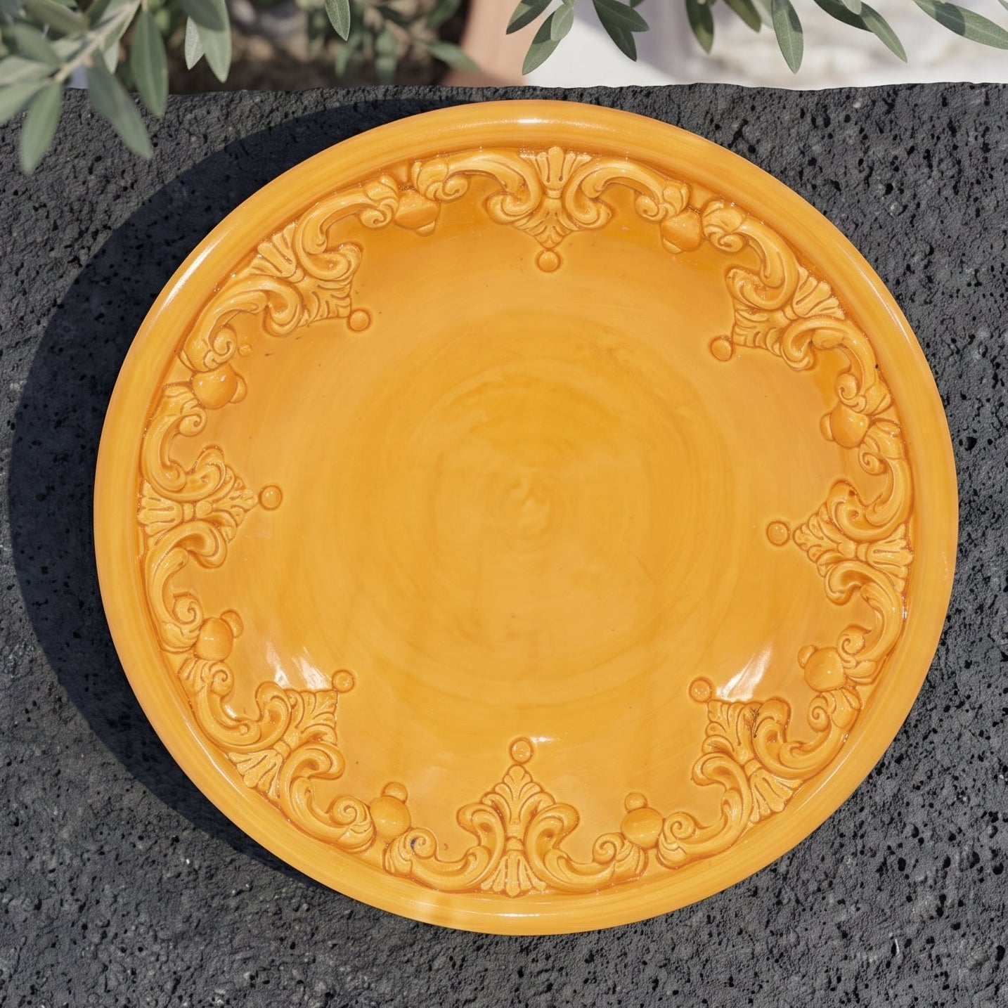 Piatto Svuota Tasche, Plastico Sofia, Senape. Ceramica siciliana di Caltagirone