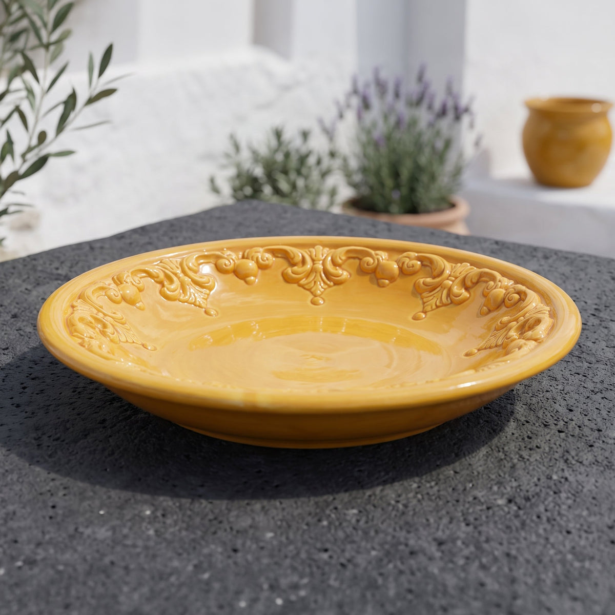 Piatto Svuota Tasche, Plastico Sofia, Senape. Ceramica siciliana di Caltagirone