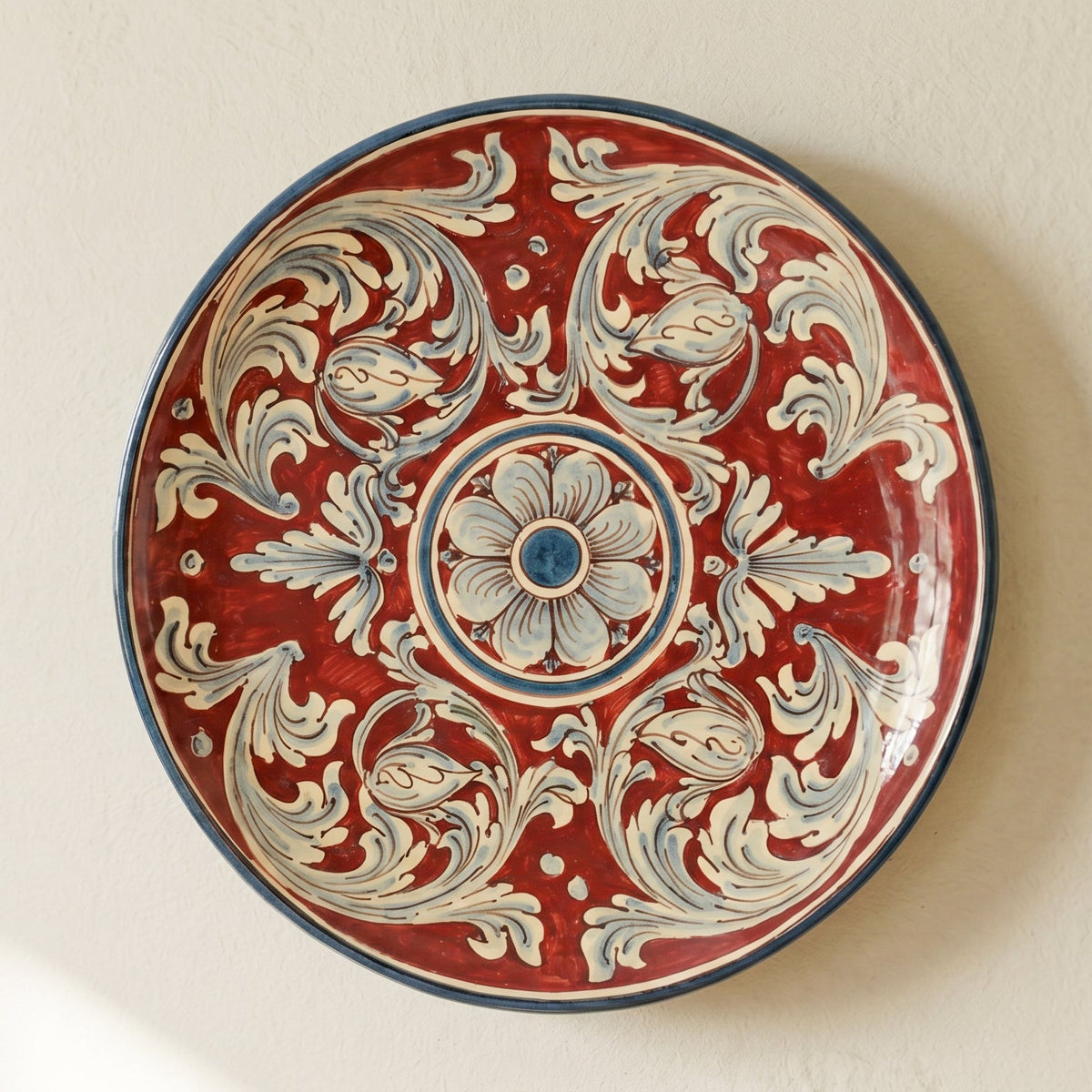 Piatto Ornamentale, Ornato Blu e Bordeaux. Ceramica siciliana di Caltagirone, Sofia