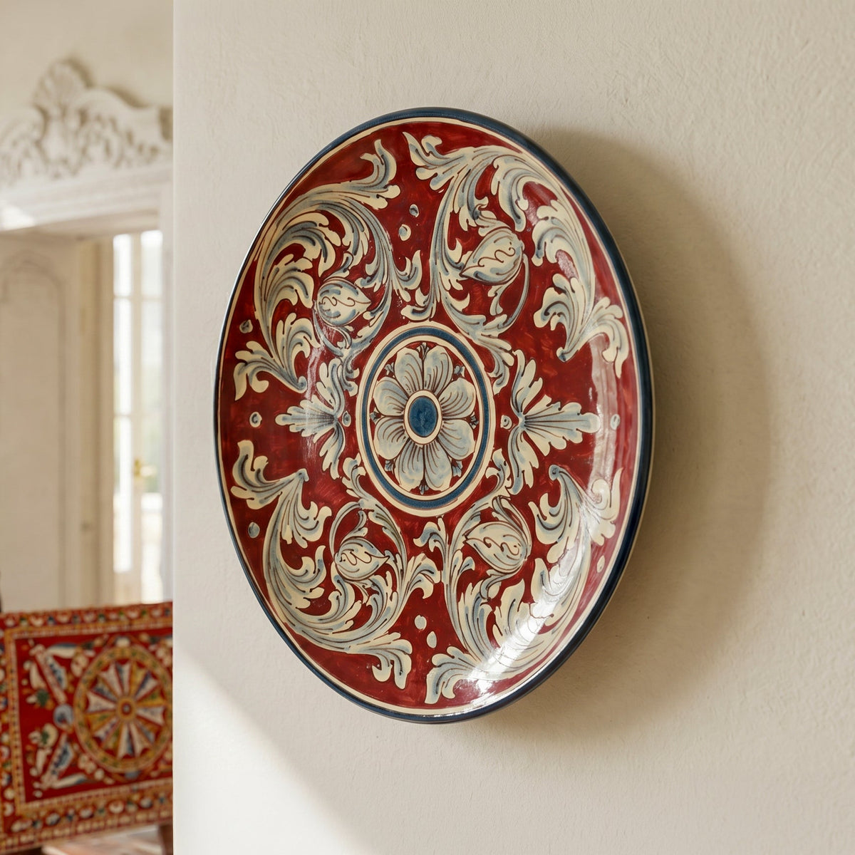 Piatto Ornamentale, Ornato Blu e Bordeaux. Ceramica siciliana di Caltagirone, Sofia
