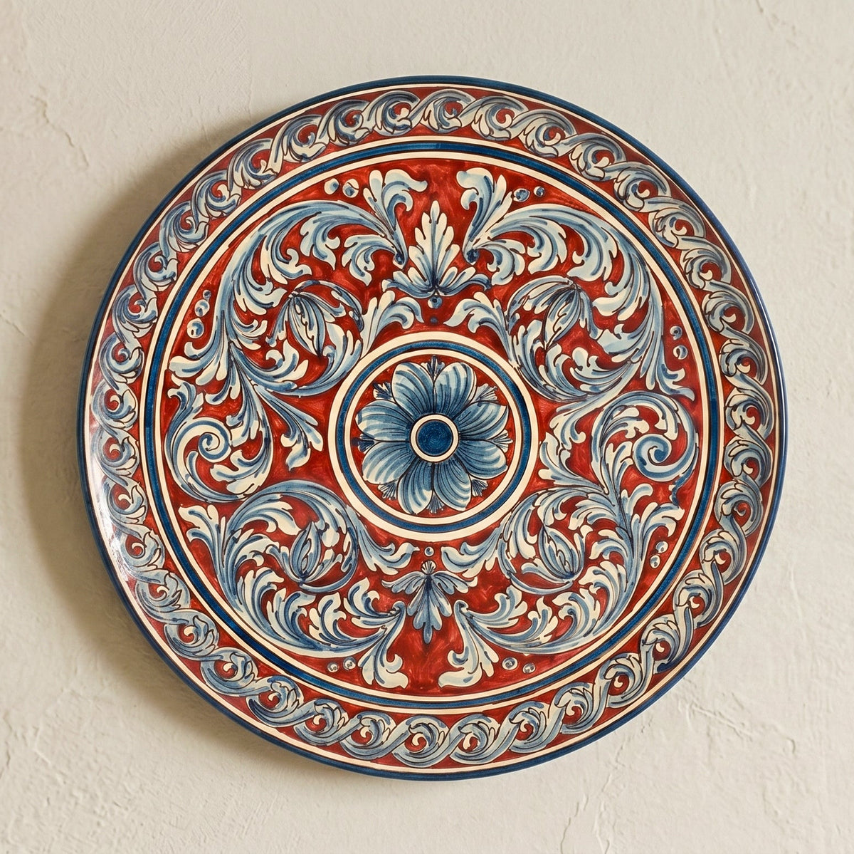 Piatto Ornamentale, Ornato Blu e Bordeaux. Ceramica siciliana di Caltagirone, Sofia