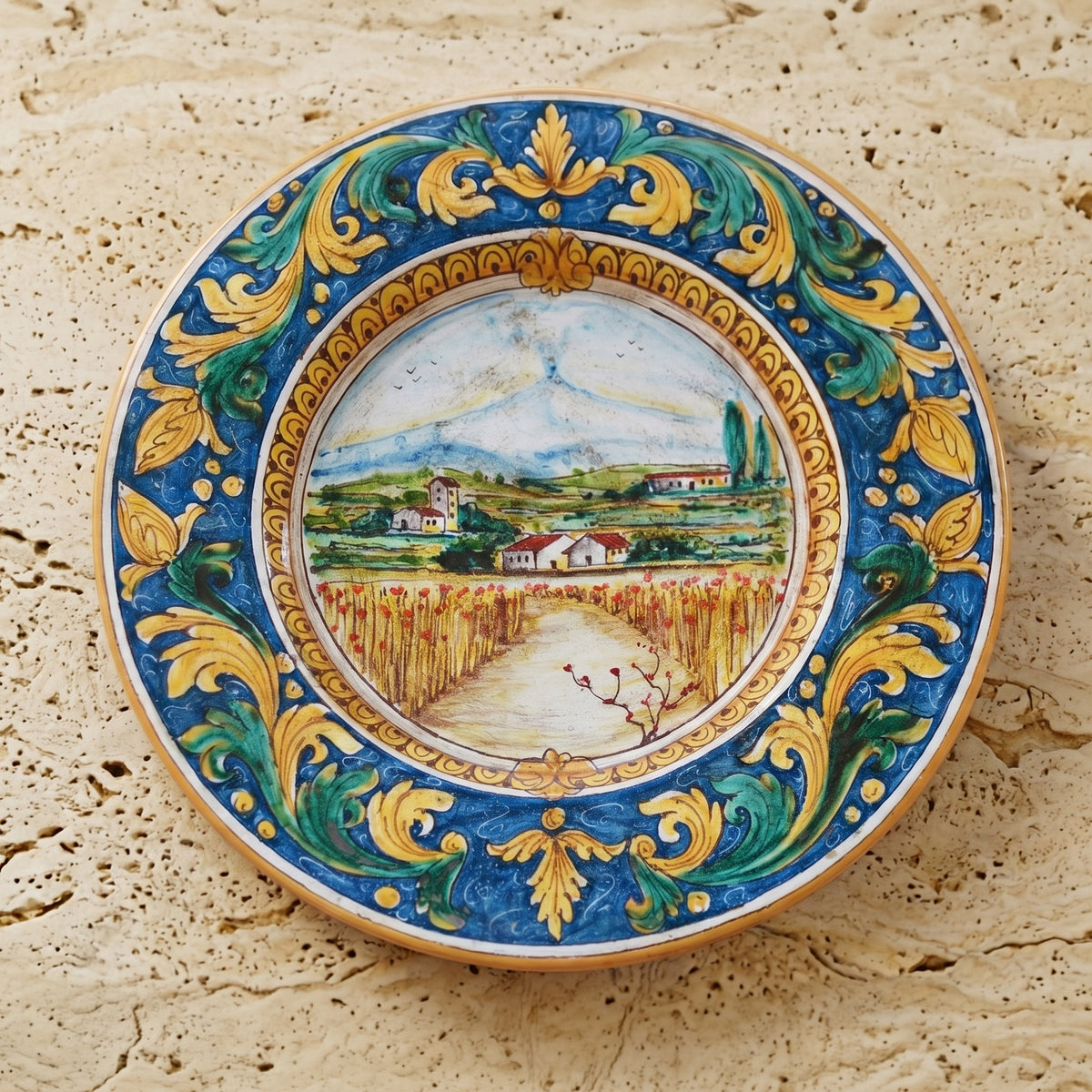 Piatto Cappello Prete, Paesaggio Etna con Frumento, Ornato Calatino, spighe di grano. Ceramiche Sofia, Caltagirone