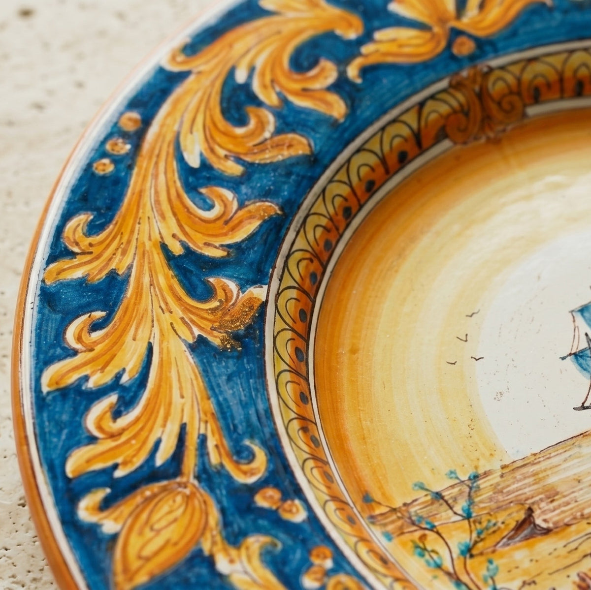 Piatto Cappello Prete, Veliero, Ornato Fondo Blu. Ceramica siciliana di Caltagirone, Sofia