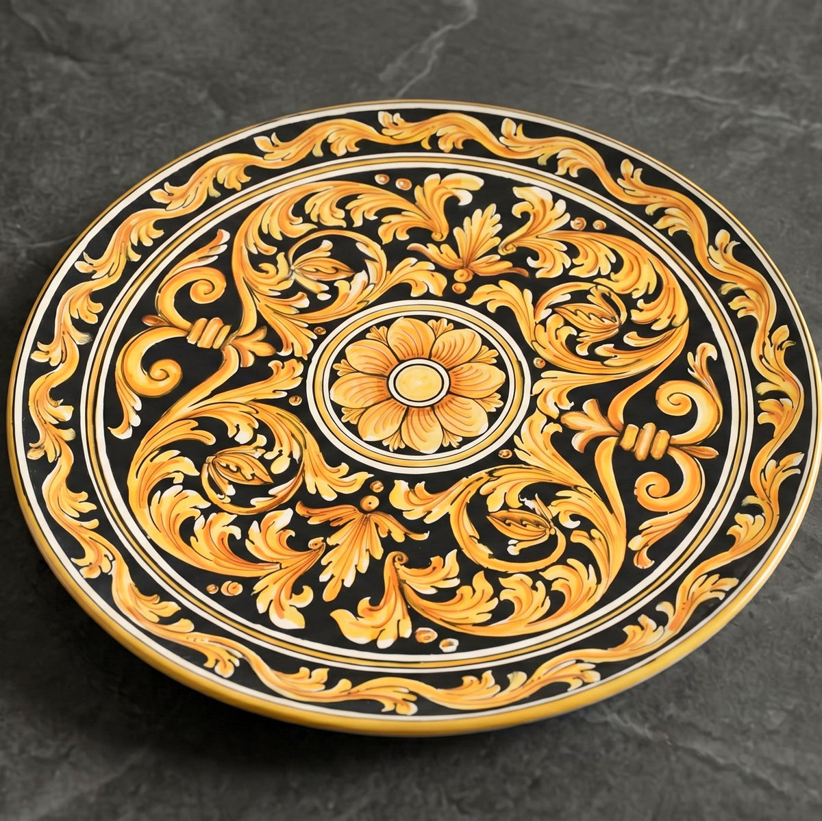 Piatto Ornamentale, Ornato Fondo Nero. Ceramiche Sofia, Caltagirone