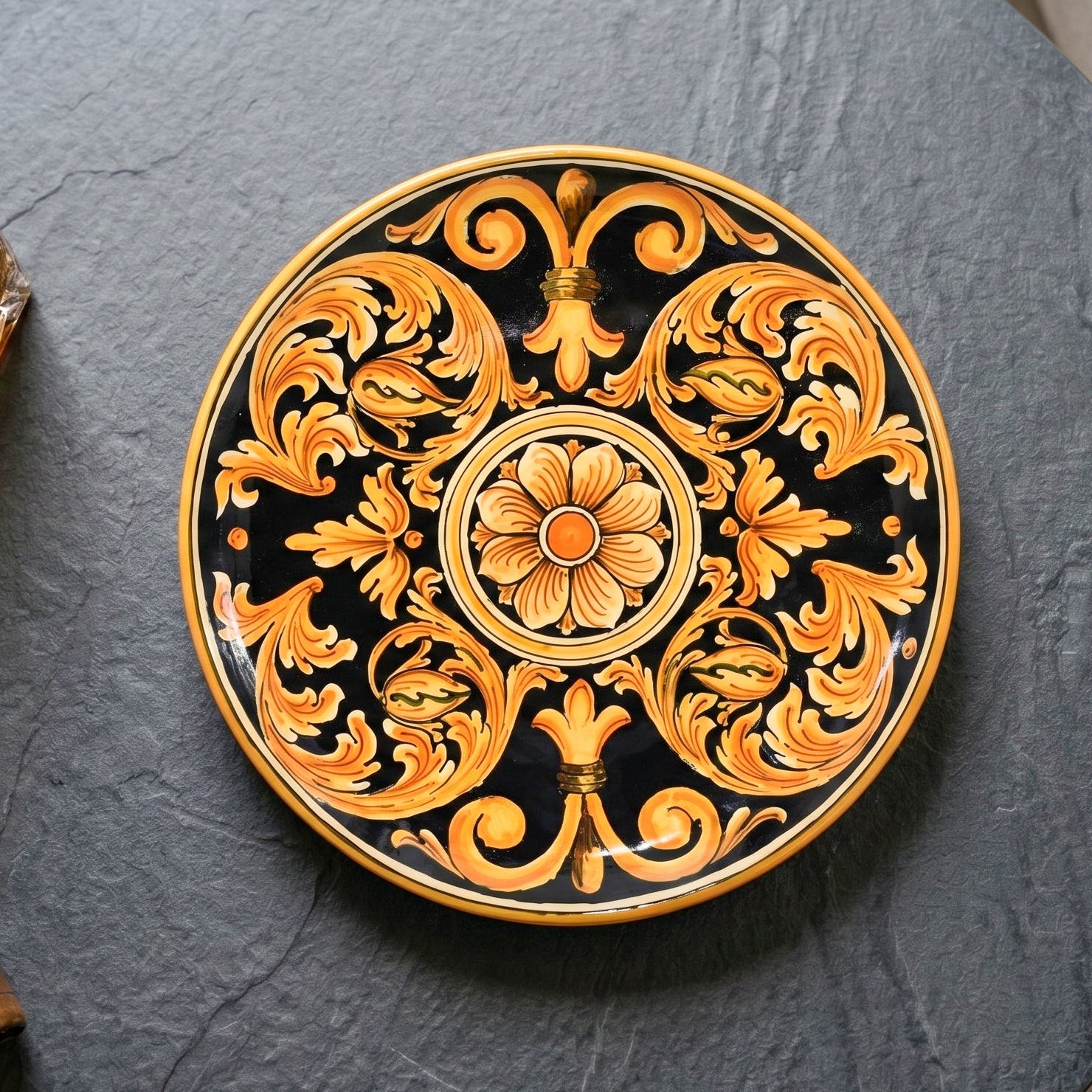 Piatto Ornamentale, Ornato Fondo Nero. Ceramiche Sofia, Caltagirone