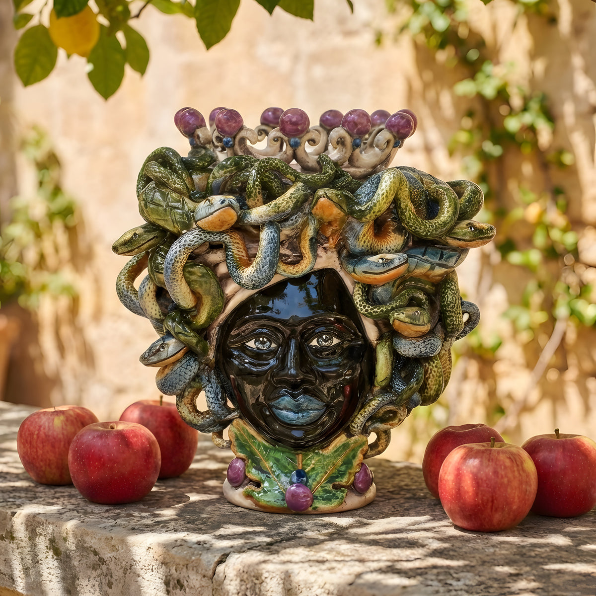 Testa Medusa, Lustro Glicine, chioma di serpenti, gorgone. Ceramica siciliana di Caltagirone, Sofia