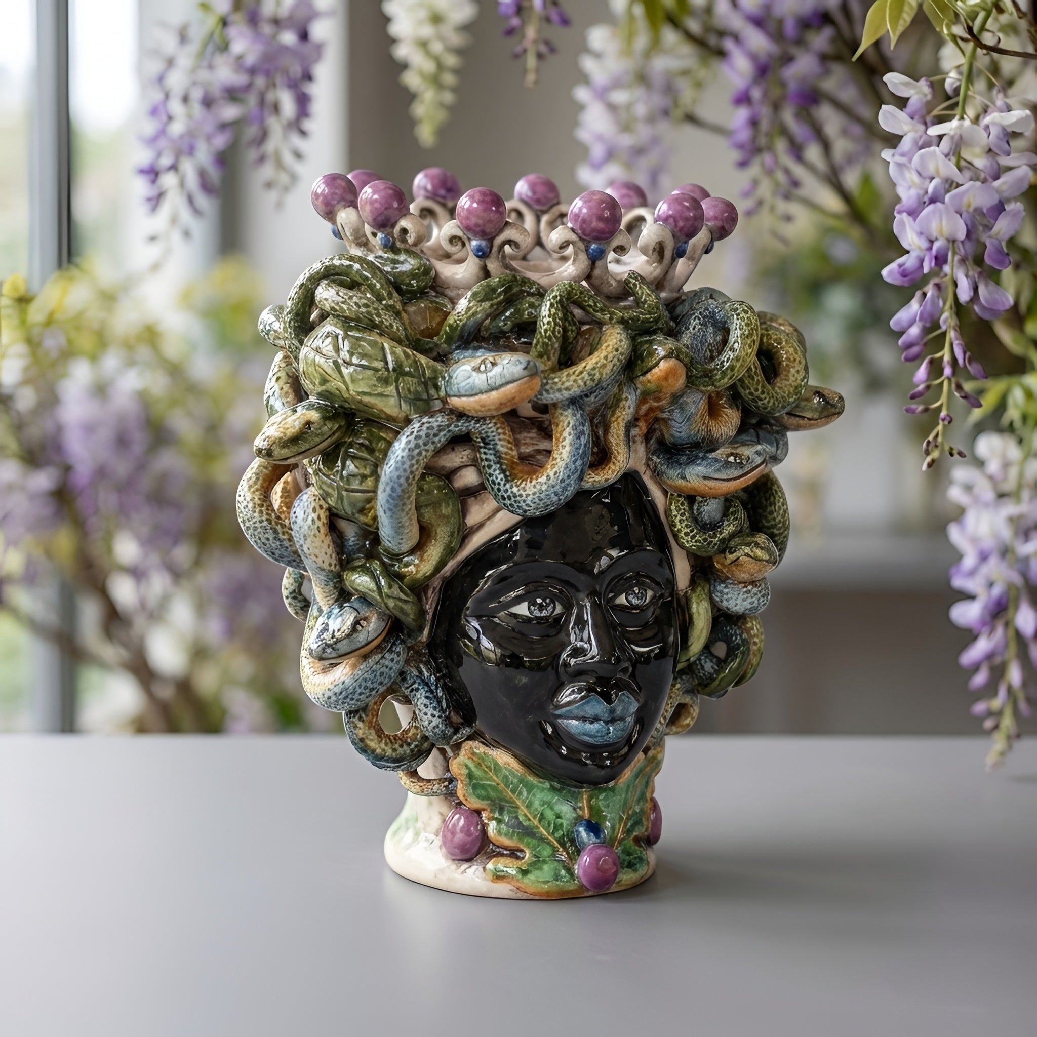 Testa Medusa, Lustro Glicine, chioma di serpenti, gorgone. Ceramica siciliana di Caltagirone, Sofia