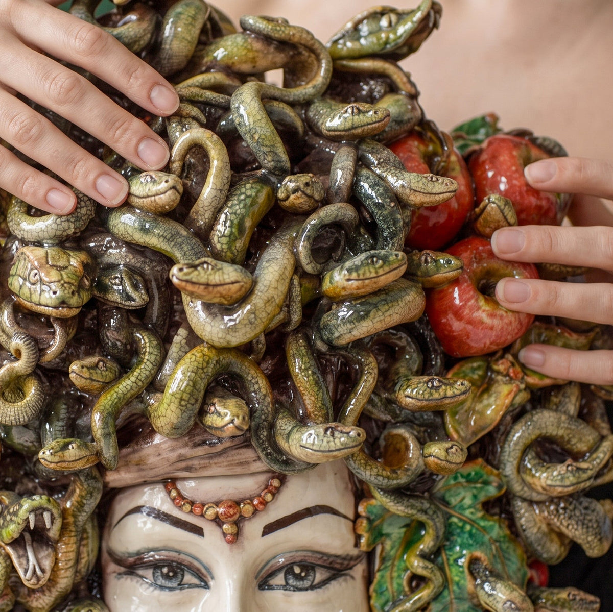 Testa Medusa h 50 cm - con Mele, Madreperla Antichizzato | Ceramica Caltagirone
