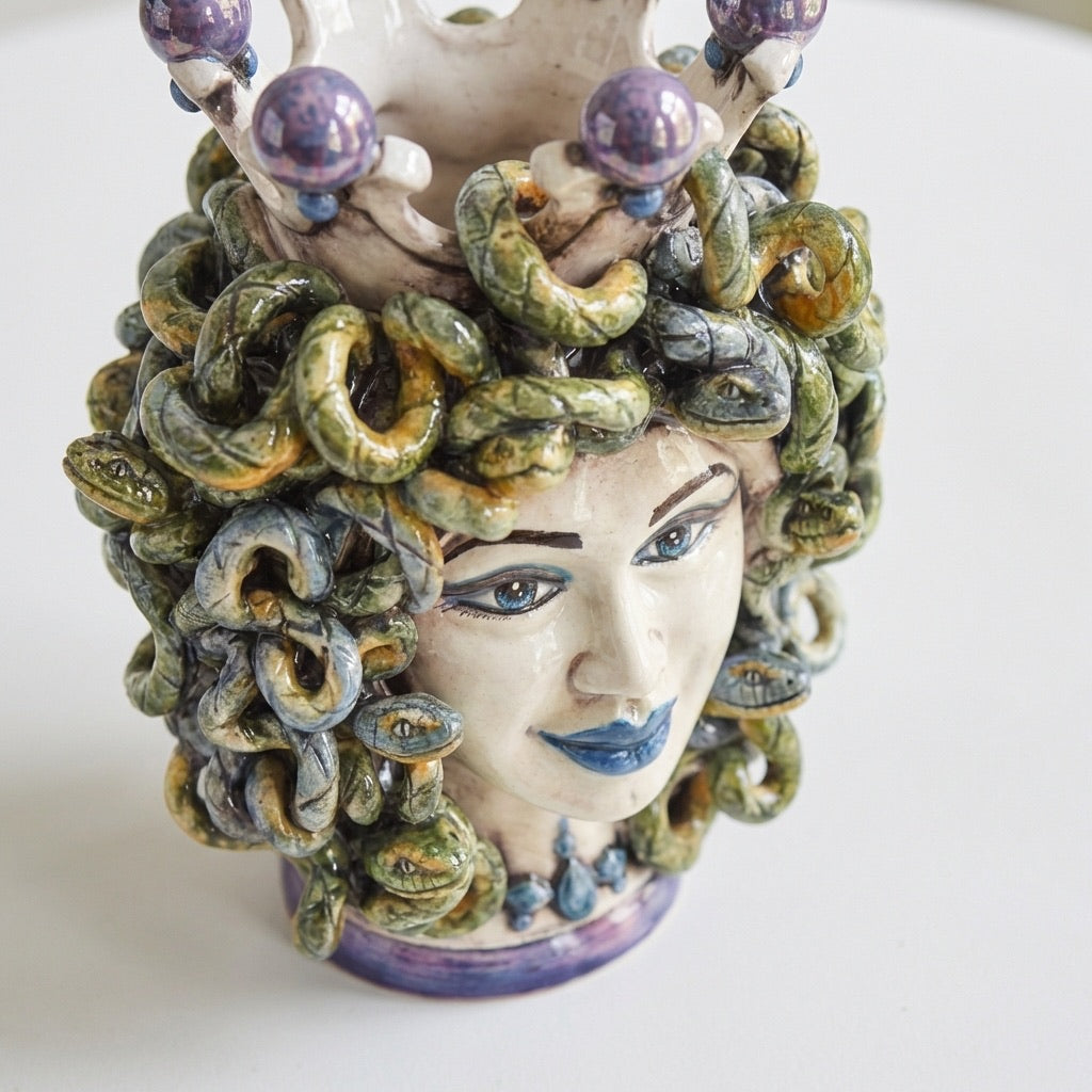 Testa Medusa, Lustro Glicine, chioma di serpenti. Ceramica siciliana di Caltagirone, Sofia