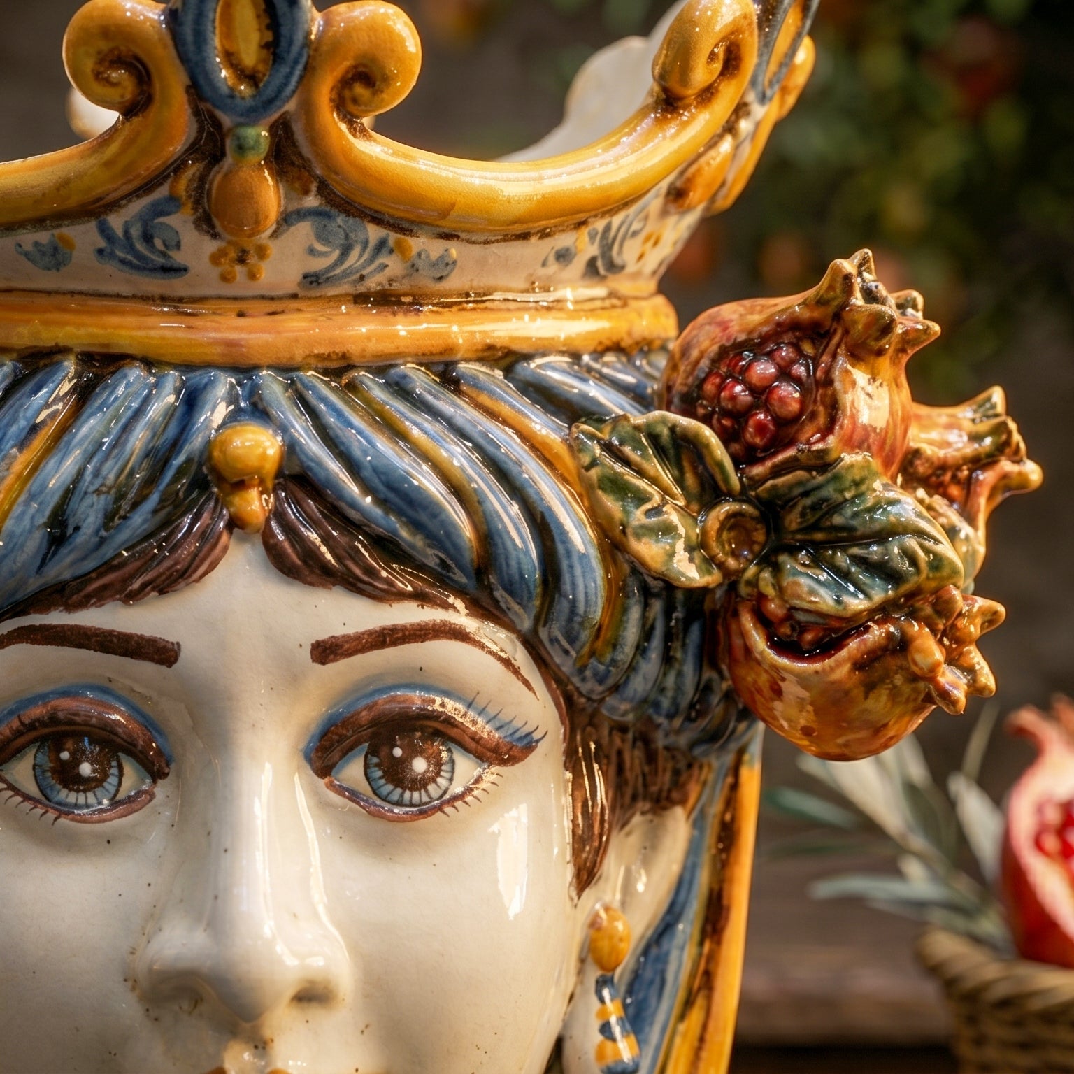Testa di Moro con Melograni, Donna, Blu e Arancio, corona. Ceramica siciliana di Caltagirone, Sofia
