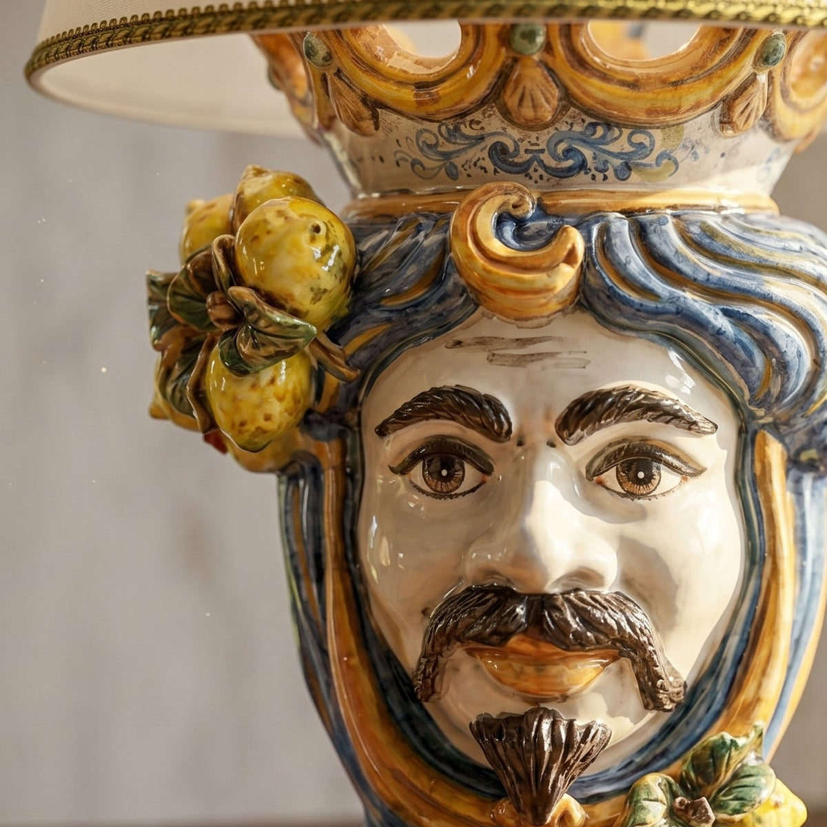 Lume a Testa con Limoni, Maschio Bianco, Blu e Arancio. Ceramiche Sofia, Caltagirone
