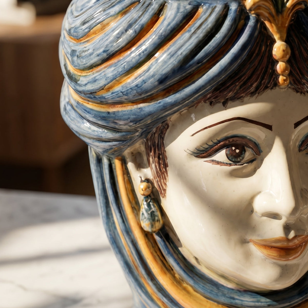 Testa di Moro con Corona, Donna, Blu e Arancio, volto. Ceramica siciliana di Caltagirone, Sofia