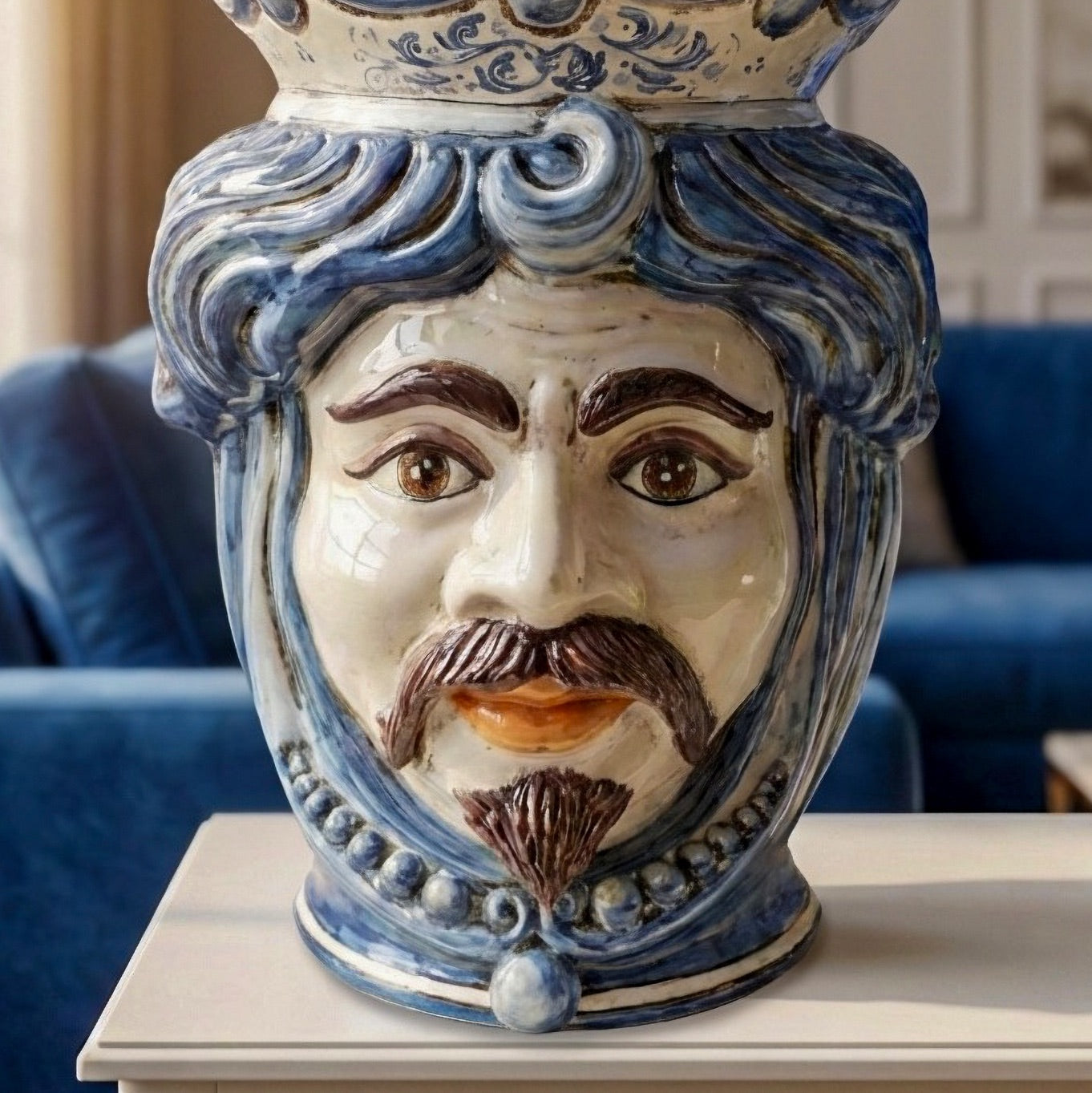 Testa di Moro con Perline, Maschio Bianco, Mono Blu. Ceramica siciliana di Caltagirone, Sofia