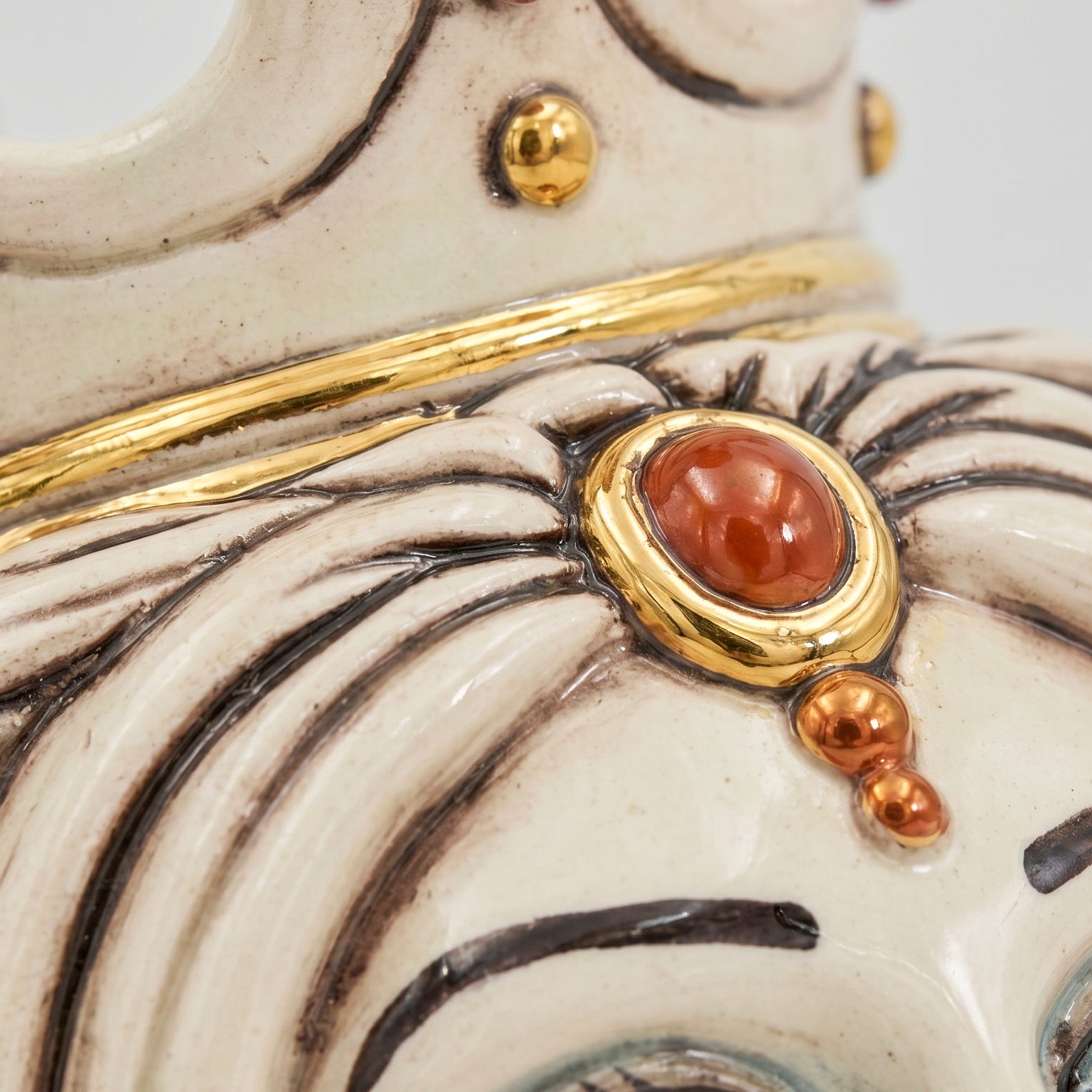 Testa di Moro con Turbante, Donna, Madreperla Antichizzato Oro e Lustri. Ceramica siciliana di Caltagirone, Sofia