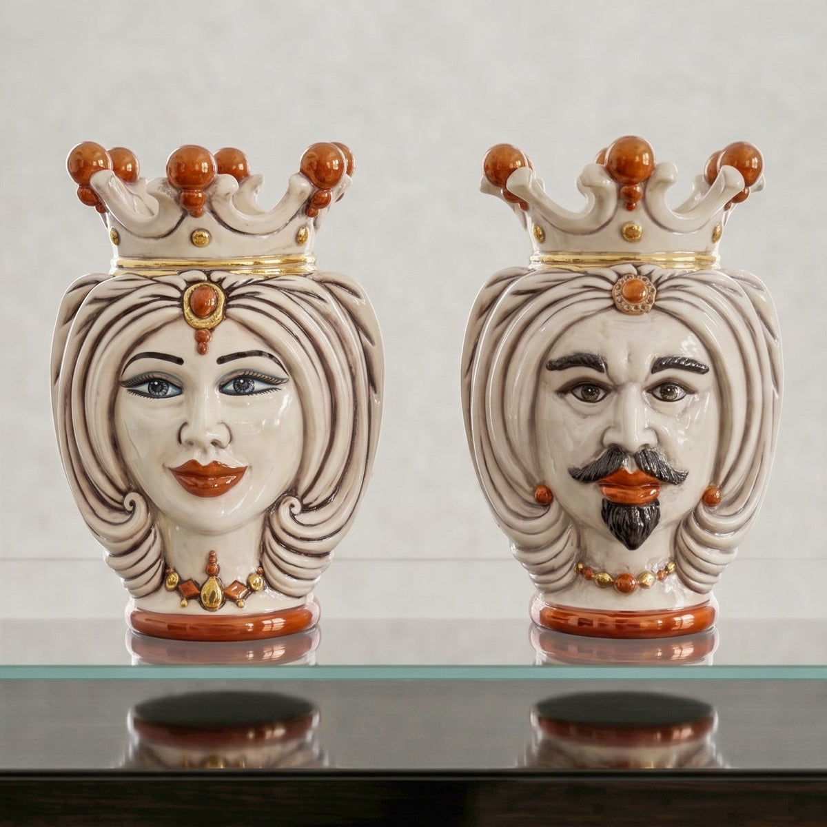 Testa di Moro con Turbante, Maschio Bianco, Madreperla Antichizzato Oro e Lustri, oro zecchino. Ceramiche Sofia, Caltagirone