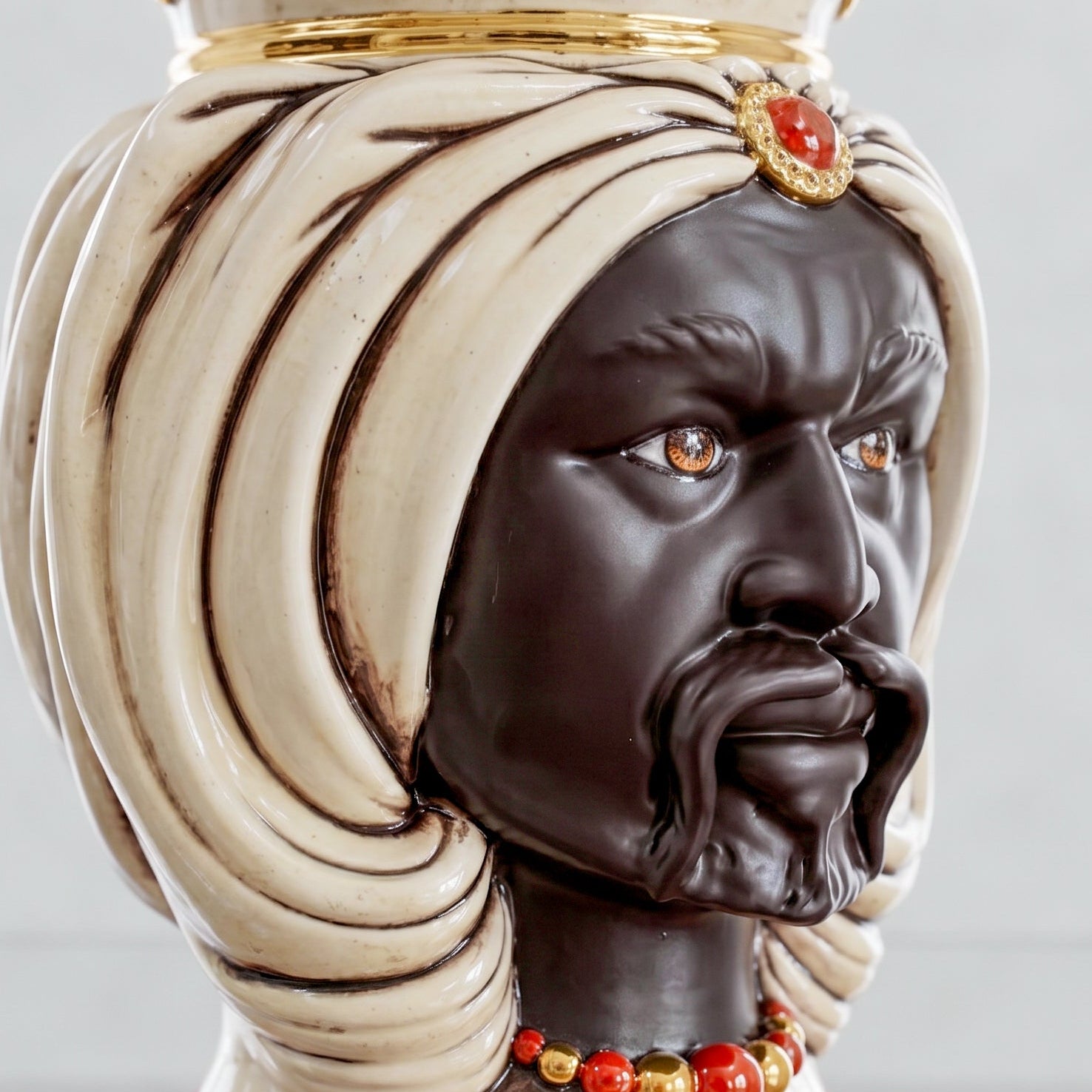 Testa di Moro con Turbante, Maschio Moro Opaco, Madreperla Antichizzato Oro e Lustri. Ceramiche Sofia, Caltagirone
