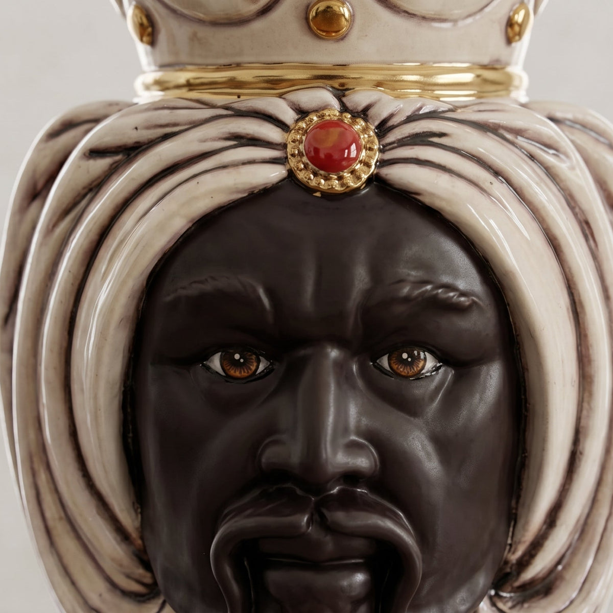 Testa di Moro con Turbante, Maschio Moro Opaco, Madreperla Antichizzato Oro e Lustri. Ceramiche Sofia, Caltagirone