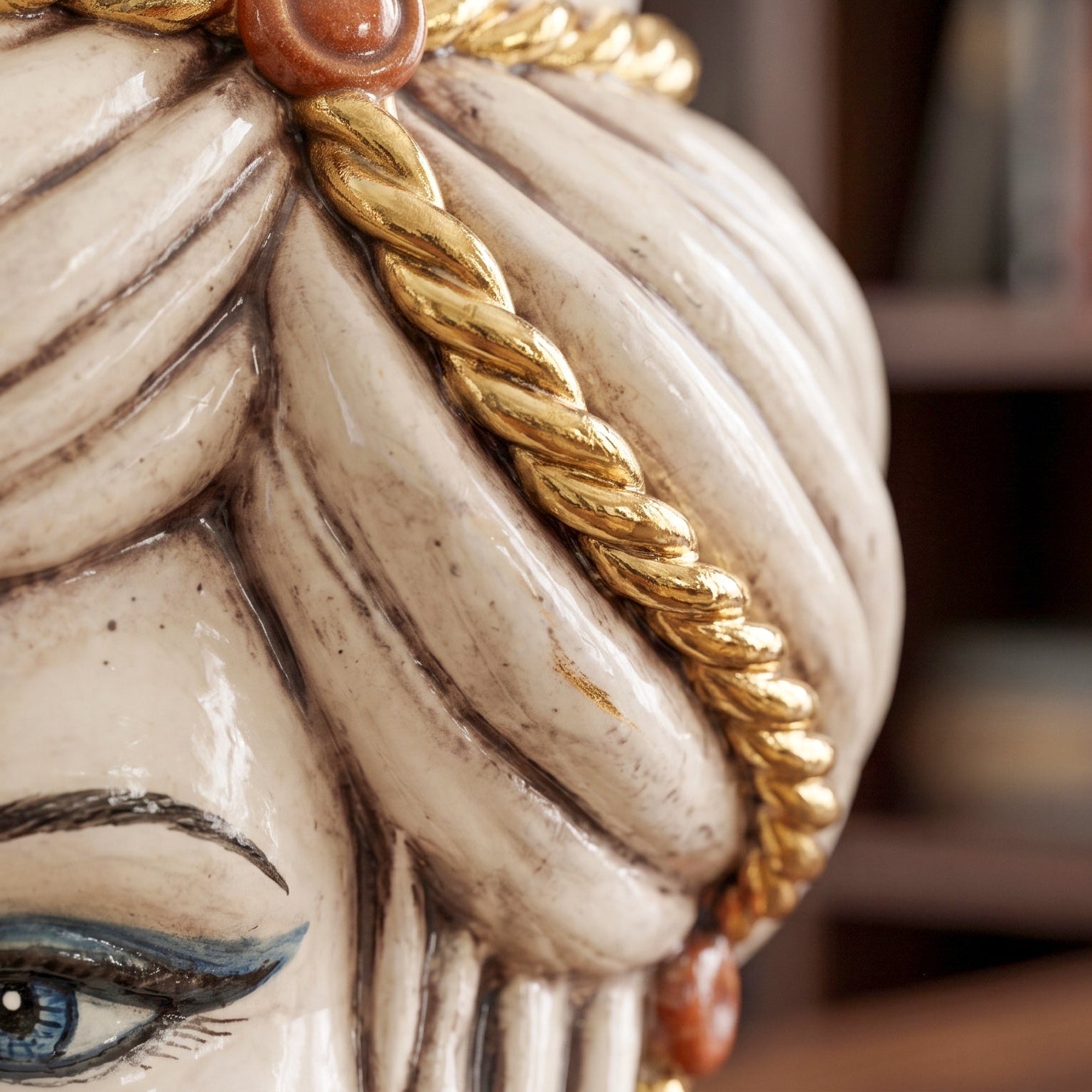Testa di Moro, Donna, Madreperla Antichizzato Oro e Lustri, oro zecchino. Ceramica siciliana di Caltagirone, Sofia