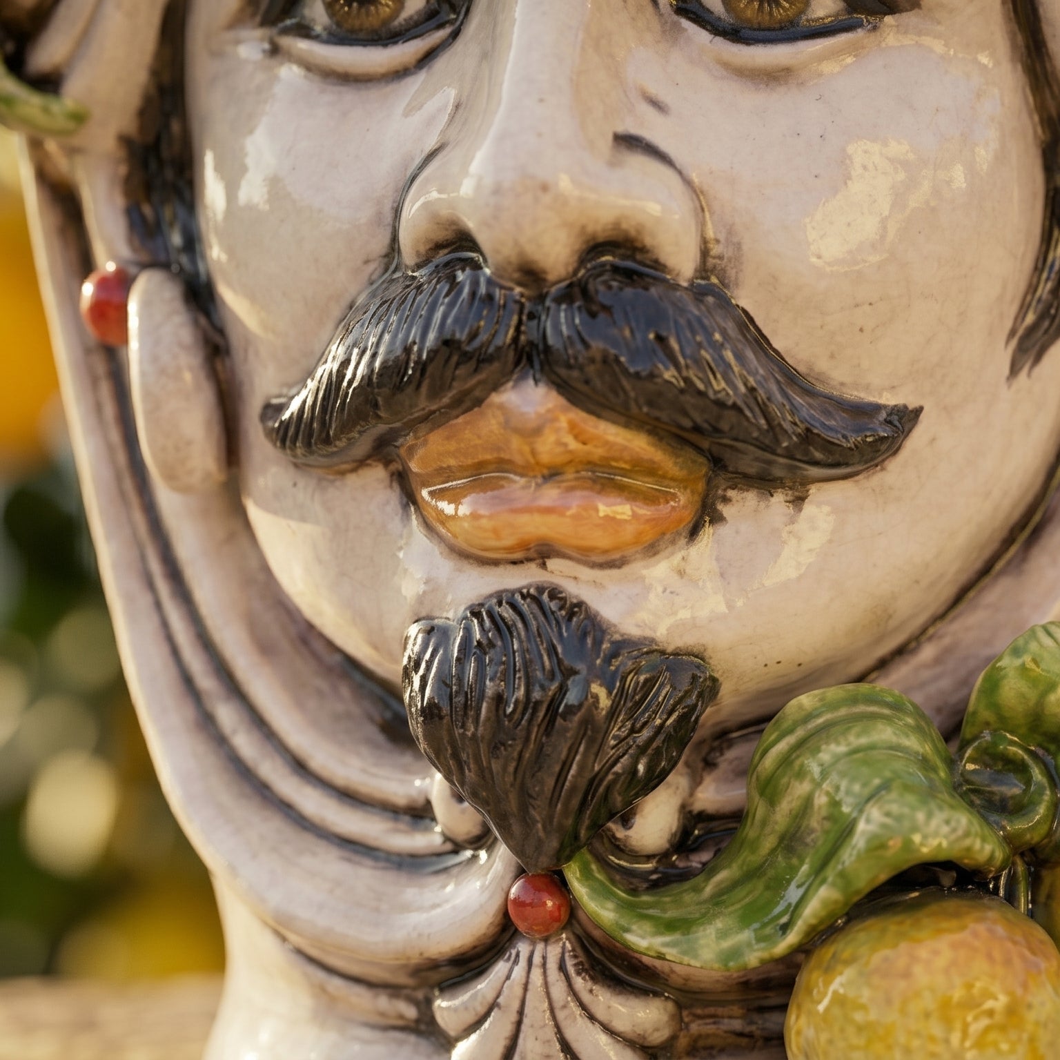 Testa di Moro con Limoni, Uomo, Madreperla. Ceramica siciliana di Caltagirone, Sofia