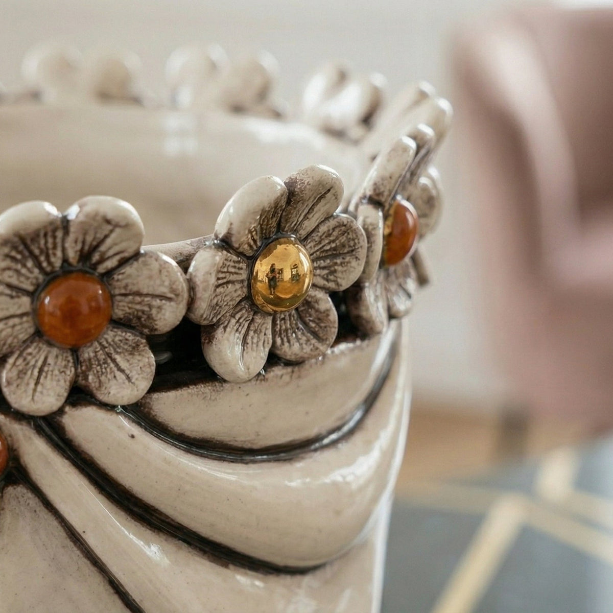 Testa Zahira con Fiori, Uomo, Madreperla Antichizzato Oro e Lustri, oro zecchino. Ceramiche Sofia, Caltagirone