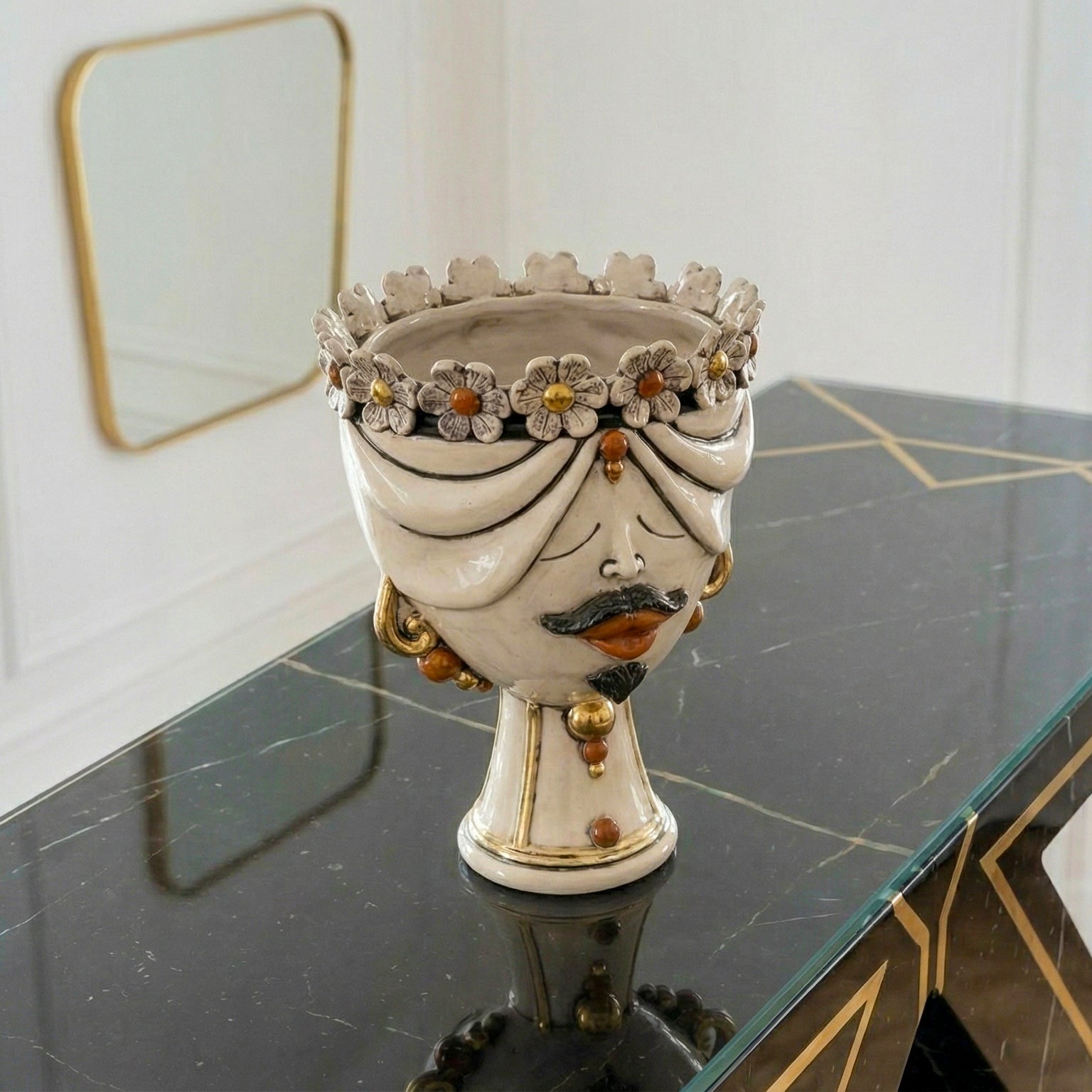 Testa Zahira con Fiori, Uomo, Madreperla Antichizzato Oro e Lustri, oro zecchino. Ceramiche Sofia, Caltagirone