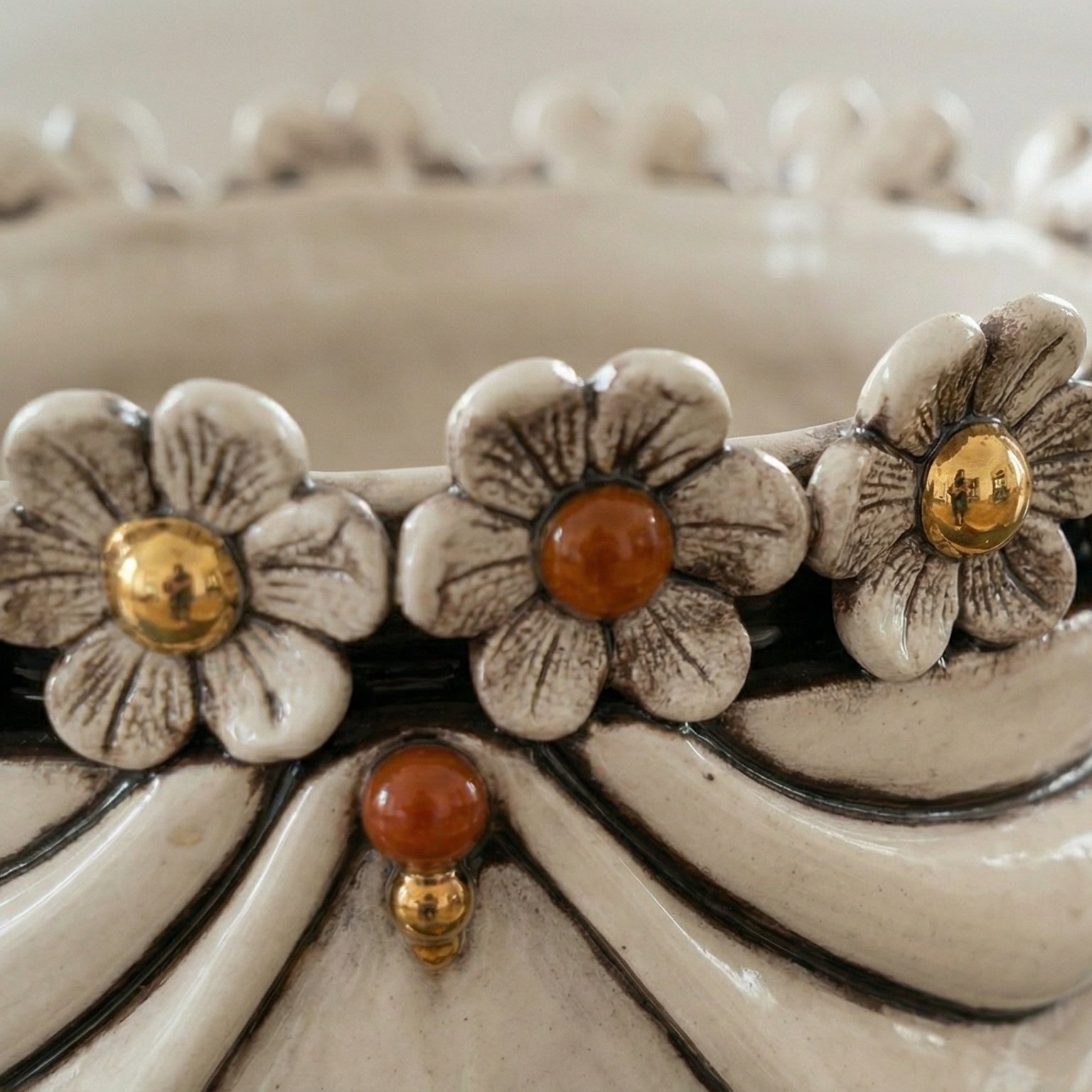 Testa Zahira con Fiori, Donna, Madreperla Antichizzato Oro e Lustri, oro zecchino. Ceramica siciliana di Caltagirone, Sofia