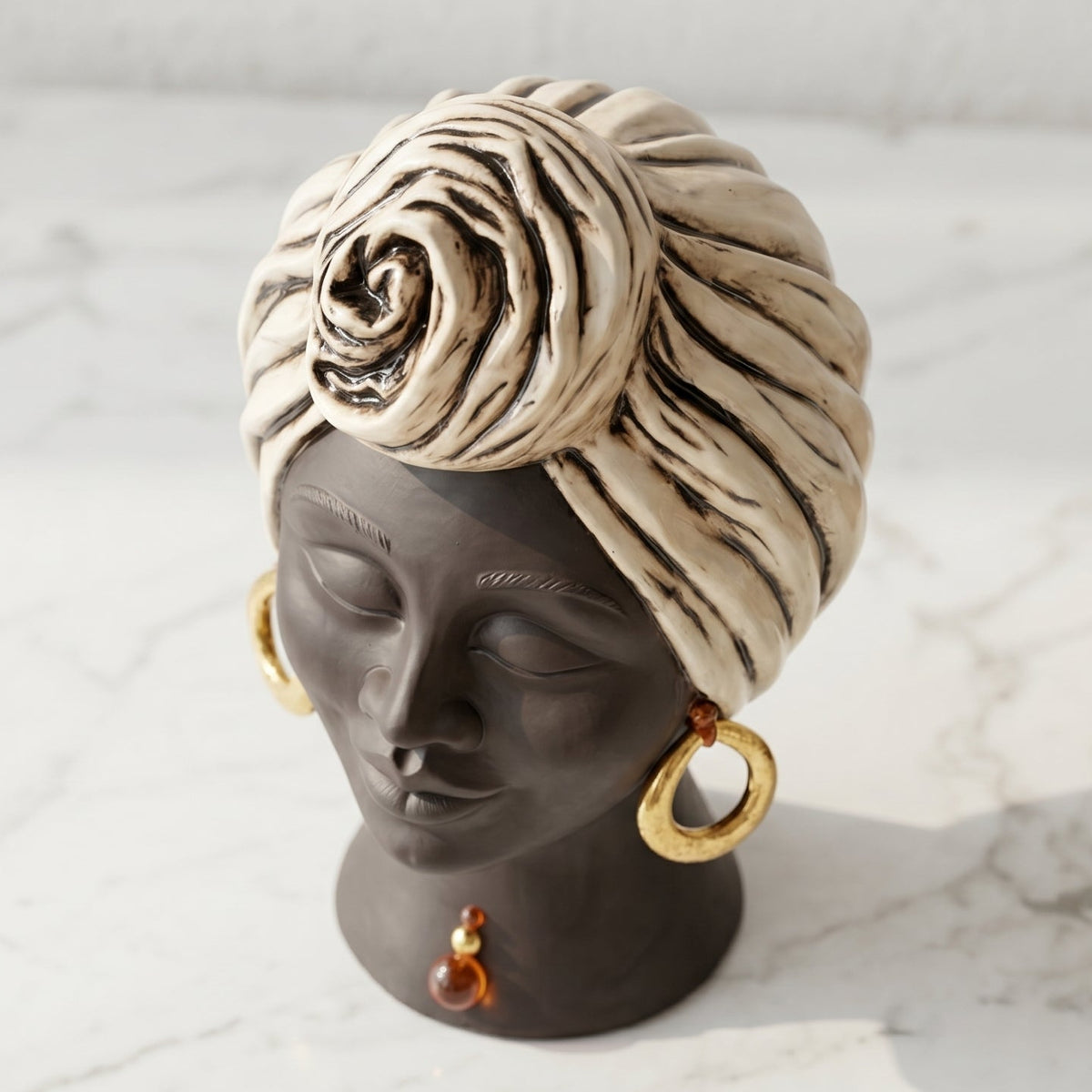 Testa Sognia, Madreperla Antichizzato Oro e Lustri Viso Opaco. Ceramica siciliana di Caltagirone, Sofia