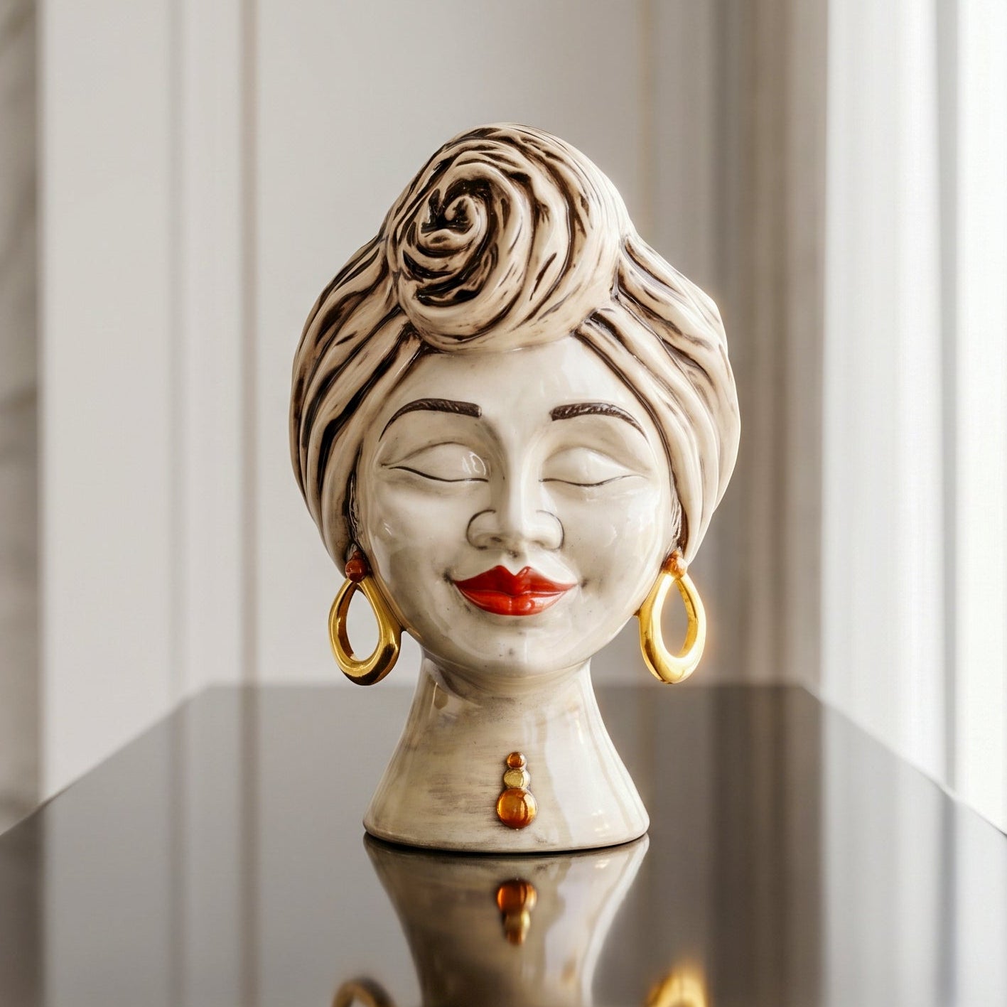 Testa Sognia, Madreperla Antichizzato Oro e Lustri. Ceramica siciliana di Caltagirone, Sofia