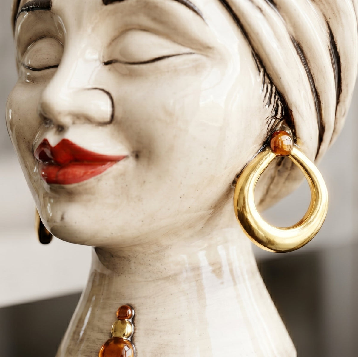 Testa Sognia, Madreperla Antichizzato Oro e Lustri. Ceramica siciliana di Caltagirone, Sofia
