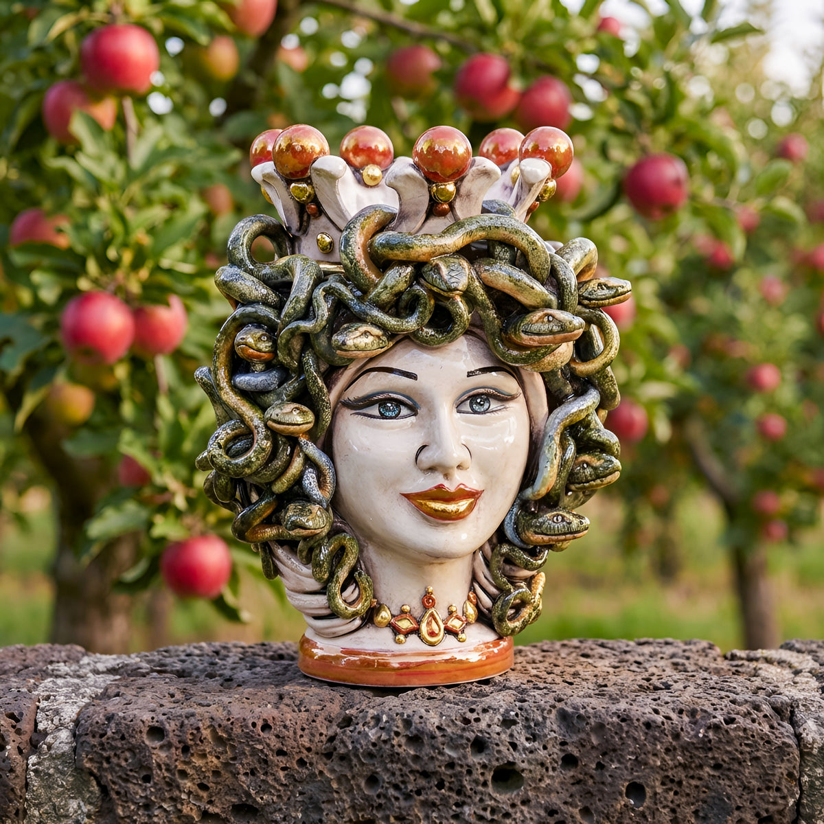 Testa Medusa, Madreperla Antichizzato, chioma di serpenti. Ceramiche Sofia, Caltagirone