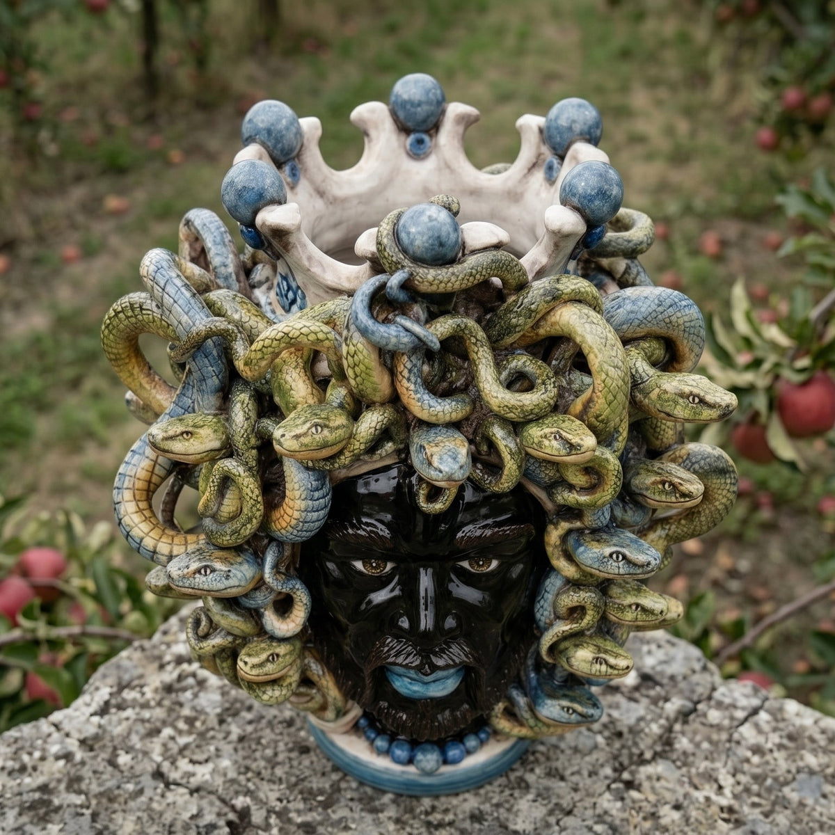 Testa Medusa, con Perline Blu, chioma di serpenti. Ceramica siciliana di Caltagirone, Sofia