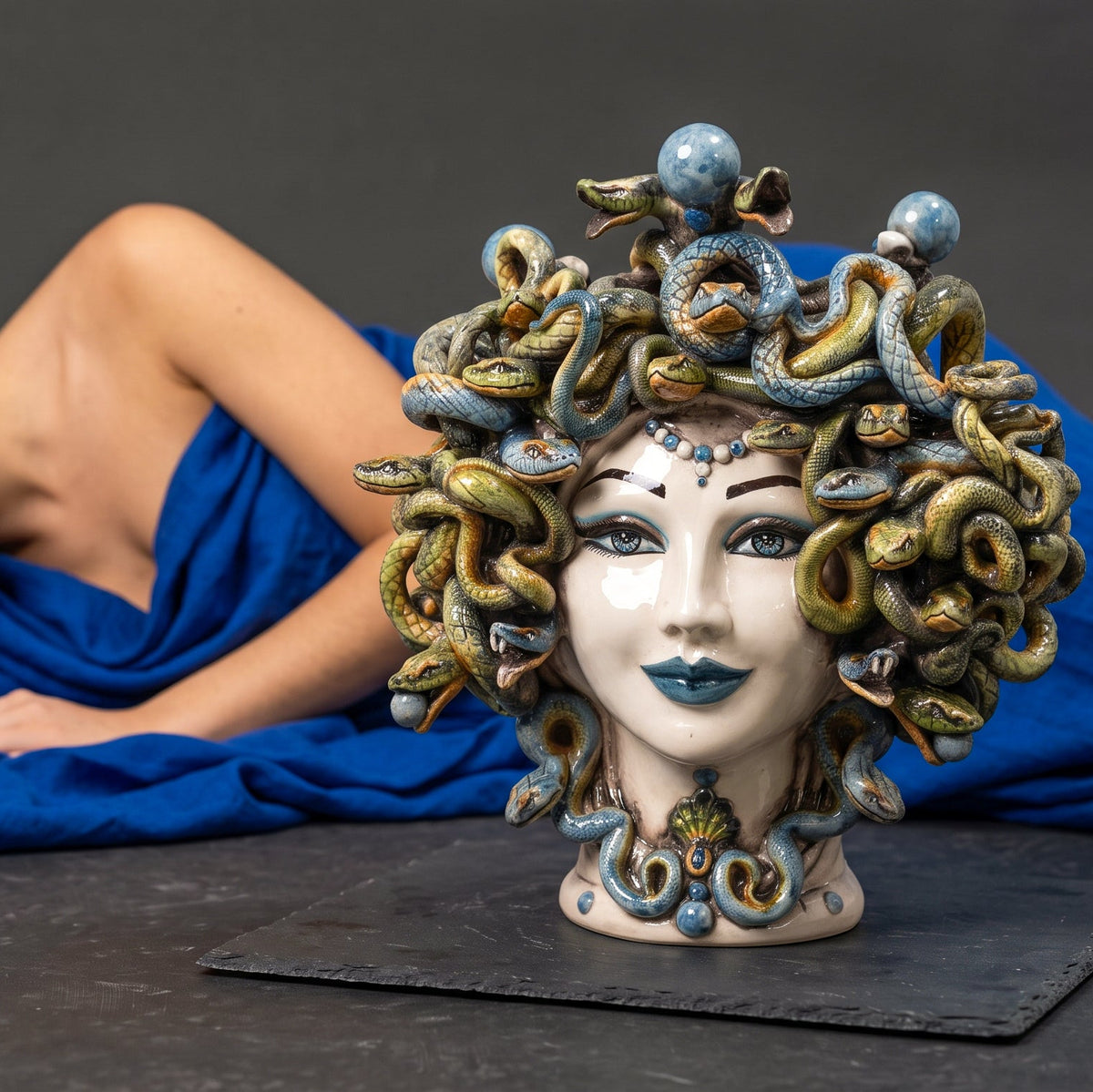 Testa Medusa h 30 cm - Madreperla Antichizzato, Perline Blu | Ceramica Caltagirone