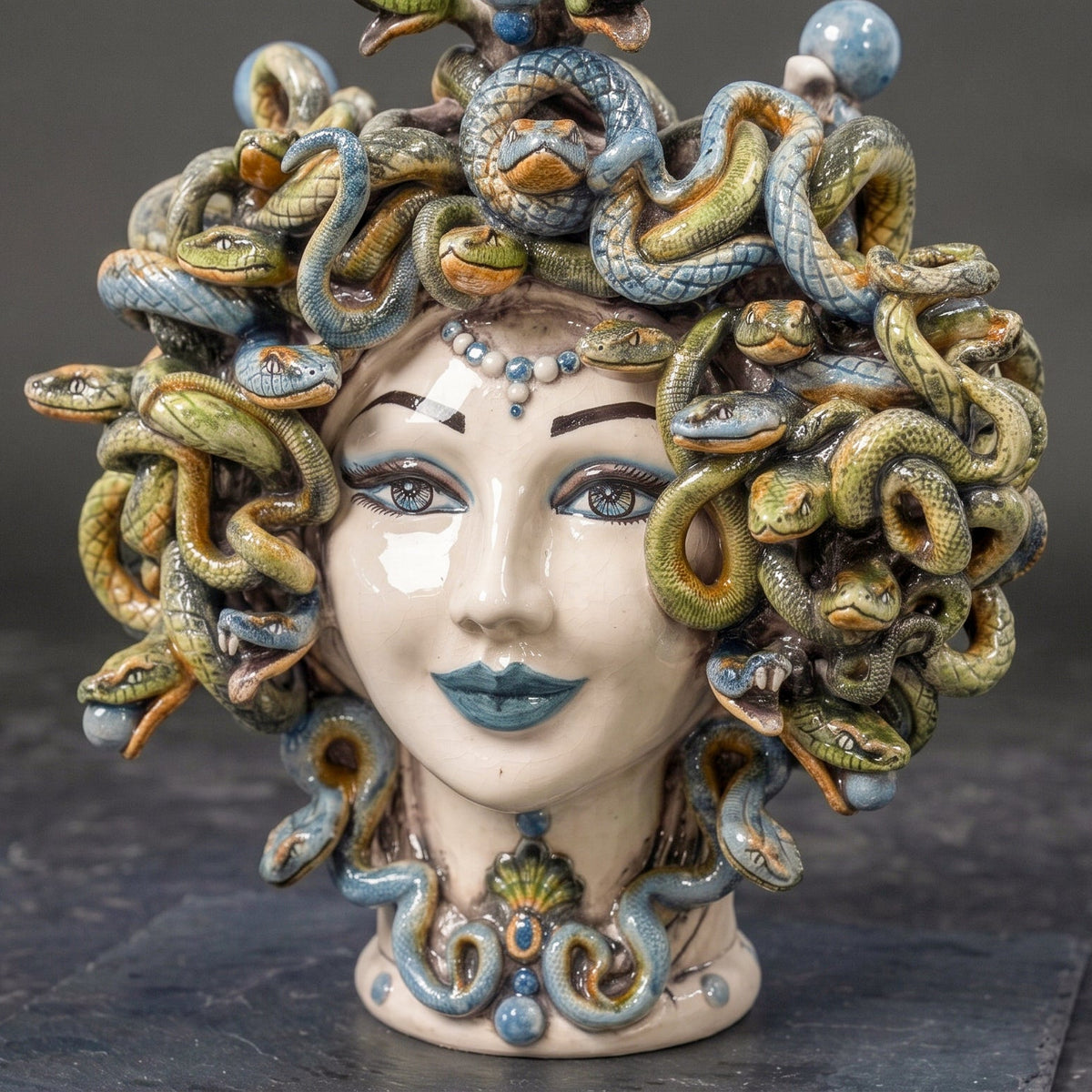 Testa Medusa h 30 cm - Madreperla Antichizzato, Perline Blu | Ceramica Caltagirone