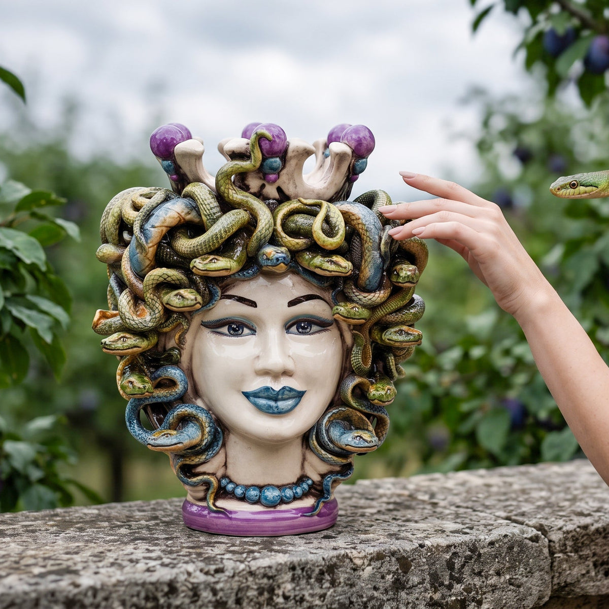 Testa Medusa, con Perline Glicine, chioma di serpenti. Ceramica siciliana di Caltagirone, Sofia