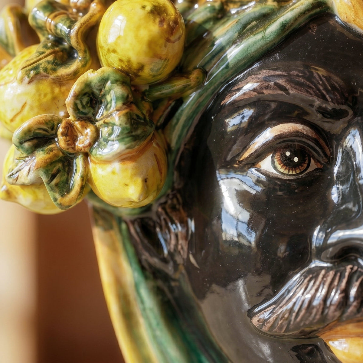 Testa di Moro con Limoni, Maschio Moro, Verde e Arancio, corona. Ceramica siciliana di Caltagirone, Sofia