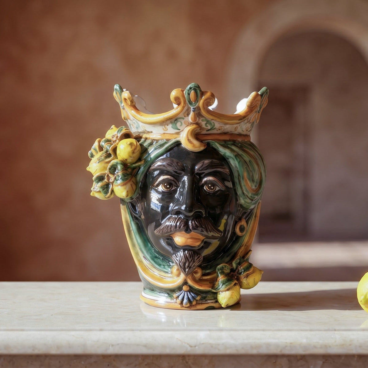 Testa di Moro con Limoni, Maschio Moro, Verde e Arancio, corona. Ceramica siciliana di Caltagirone, Sofia